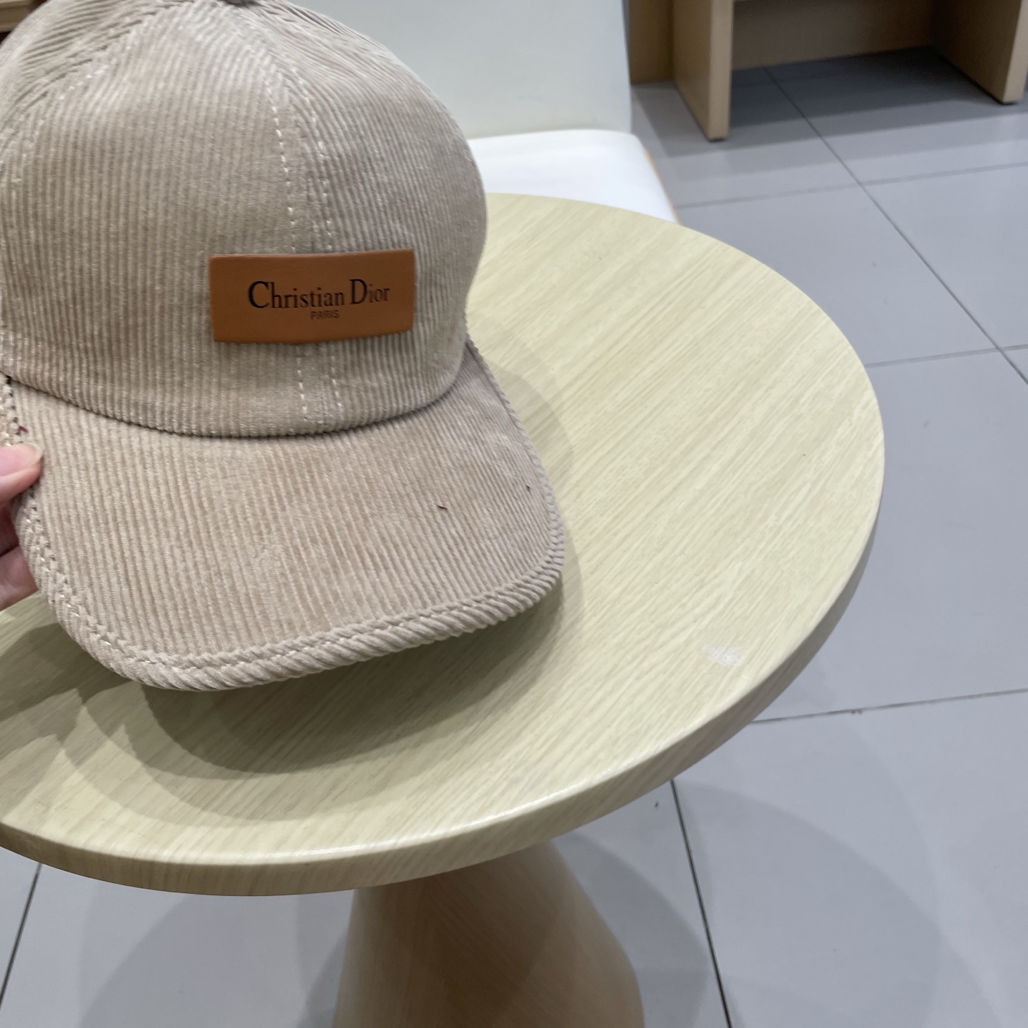 迪奥DIOR灯芯绒秋冬新款棒球帽秋季新品棒球帽！材质：灯芯绒。透气性好！颜色大气！款式新颖别致好搭配衣服