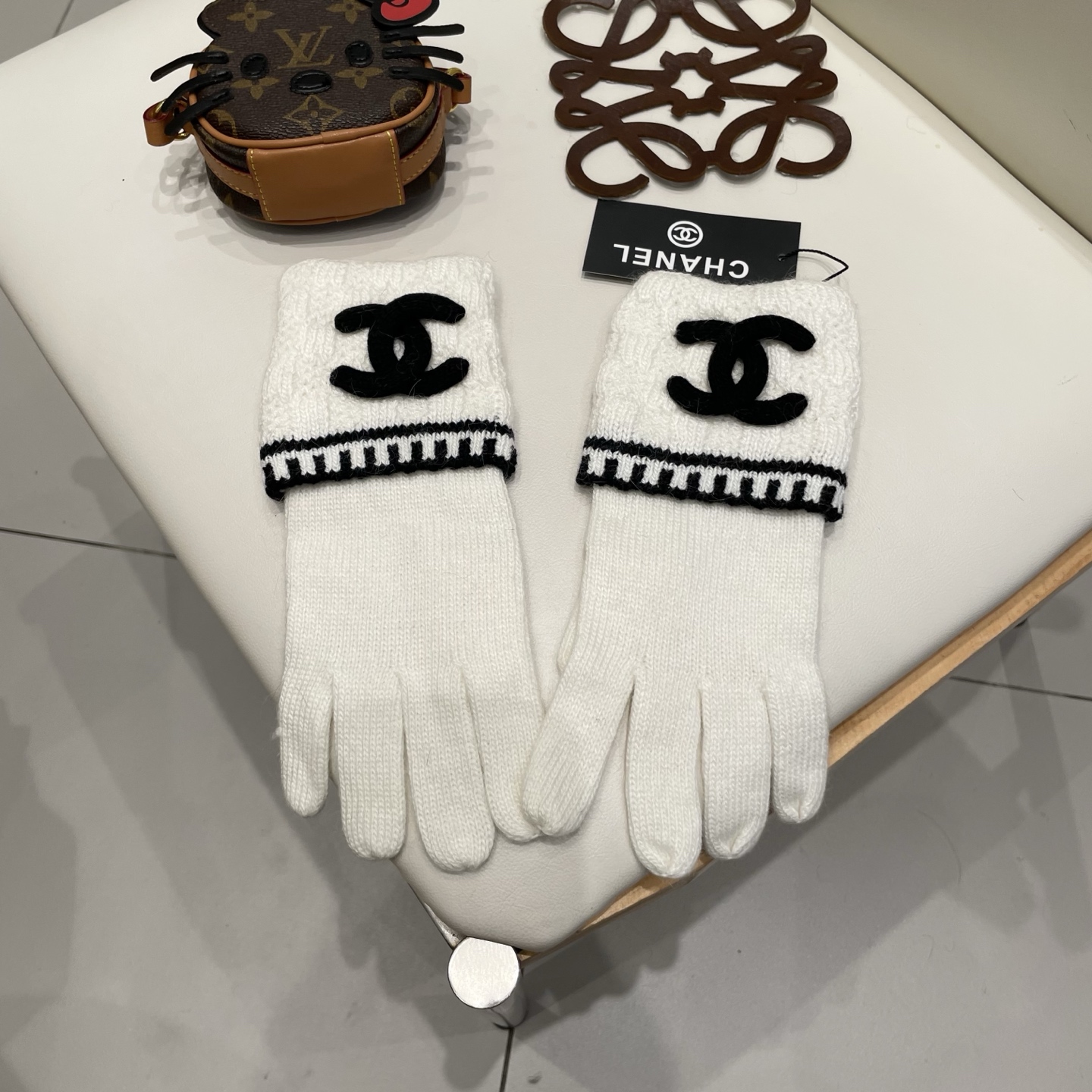 NO:602394,Chanel's new 70 wool + 30 rabbit fur gloves feel softer, finer and waxier, are skin-friendly, have better heat retention, natural dyes, and low-temperature dyeing. They present the purest, richest full color. The color fastness has been tested and have excellent warmth retention. They have a soft touch and feel velvety and velvety, making you want to put it down. The most important functions are touch screen gloves and quality lever drops. One-size-fits-all gloves, gloves, chanel, gloves19860909香奈儿新款70羊毛+30兔毛手套 手感更软细糯腻 亲肤,保性暖更好天然染料,低温染色 呈最现纯粹,浓郁饱的满颜色,色牢度经检过测,保暖性极佳 柔软的触感,摸起来带绒有绒感,令人爱释不手.最主要的能功是触屏手套、质杠量杆滴 .均码手套,手套,chanel,gloves,accessory