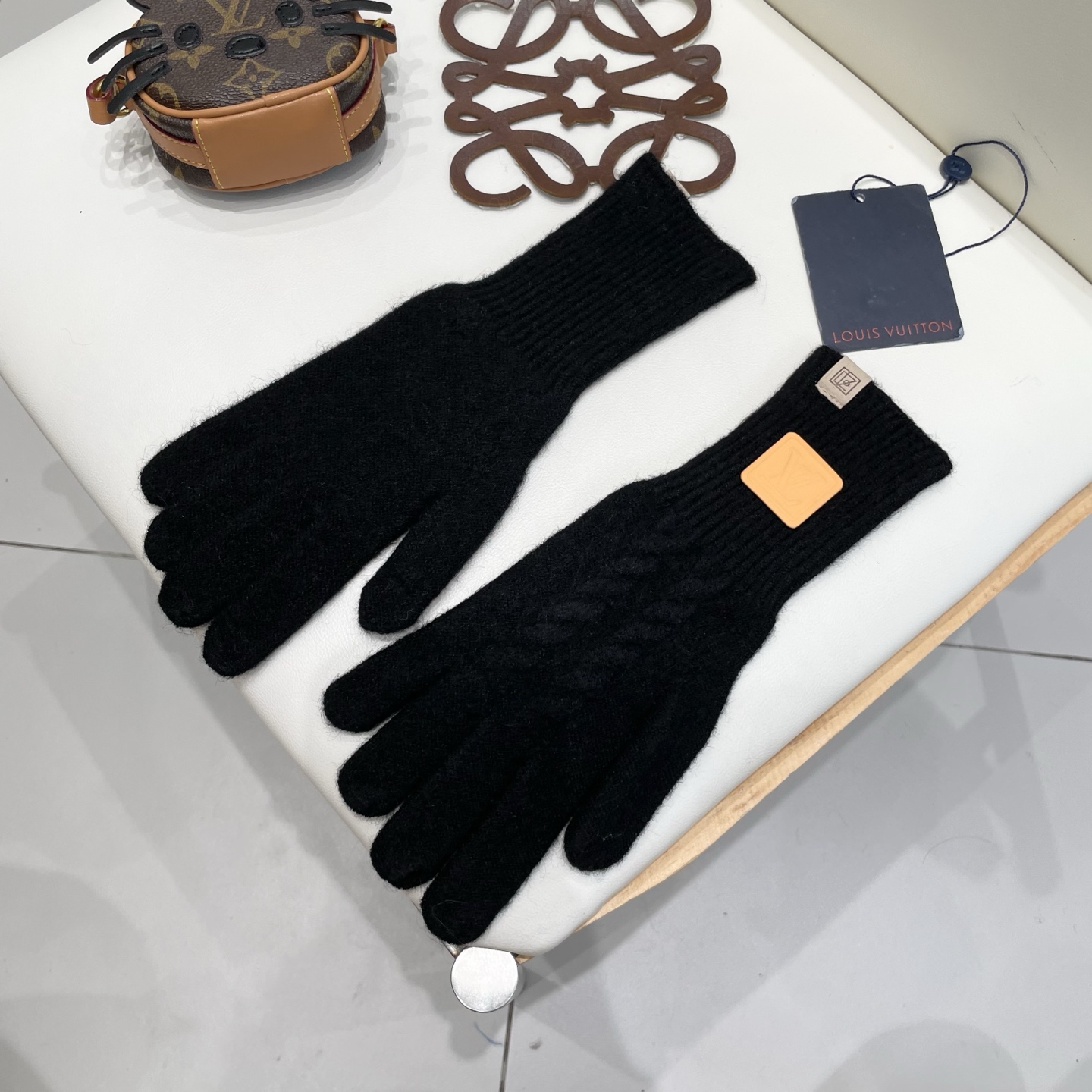 NO:602399,Comes with packaging. The official website has the same style as Xiaohongshu. The new LV Louis Vuitton autumn and winter wool knitted gloves solid color series are popular this autumn and winter. Every color is super beautiful. It looks great with a cashmere coat. Three-dimensional tailoring. Smooth lines. Comfortable to wear. Fingerless design is more convenient. Fits the hand. One-size-fits-all gloves, gloves, louis vuitton, louis vuitton, gloves.19860909配包装 官网同款小红书爆款LV路易威登新款秋冬羊毛针织手套纯色系列今年秋冬大火 每色都超好看 搭配羊绒大衣绝美 立体版型剪裁 线条流畅 佩戴舒适 露指设计更加方便 贴合手型 尺码均码手套,手套,louis vuitton,louis vuitton,gloves,accessory