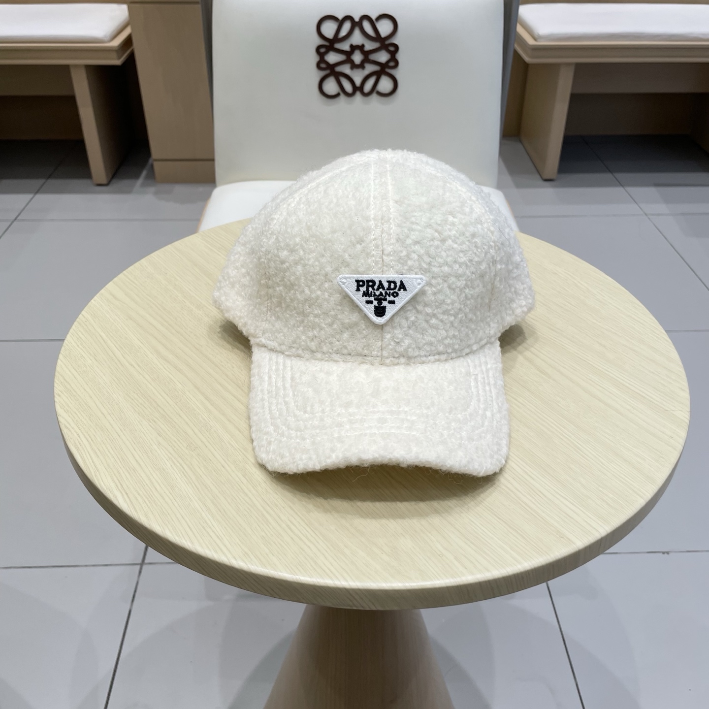Prada普拉达新款羊羔毛棒球帽🧢 完全是超级完美的诠释了甜酷风 简直太爱了❤️ 上头性感又帅气 双双在线! 没有哪个女孩子拒绝的了毛绒绒的单品哦