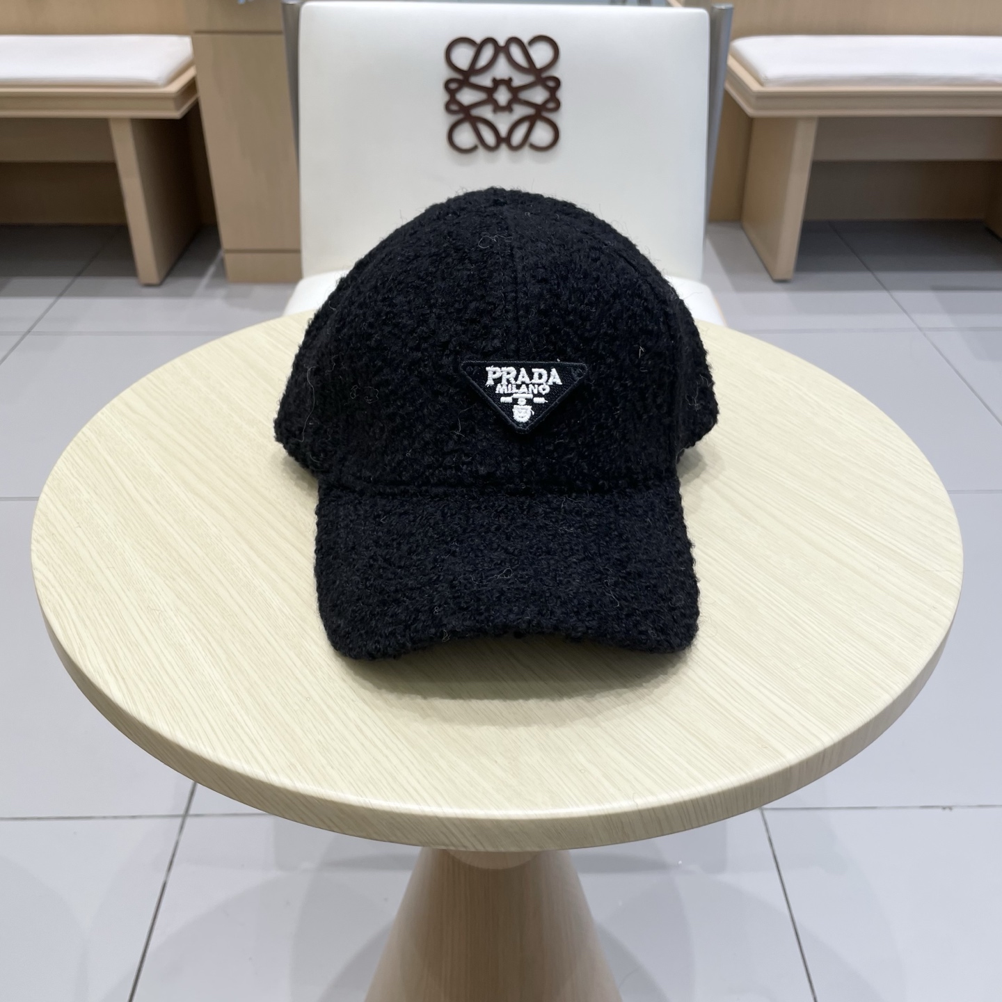 Prada普拉达新款羊羔毛棒球帽🧢 完全是超级完美的诠释了甜酷风 简直太爱了❤️ 上头性感又帅气 双双在线! 没有哪个女孩子拒绝的了毛绒绒的单品哦