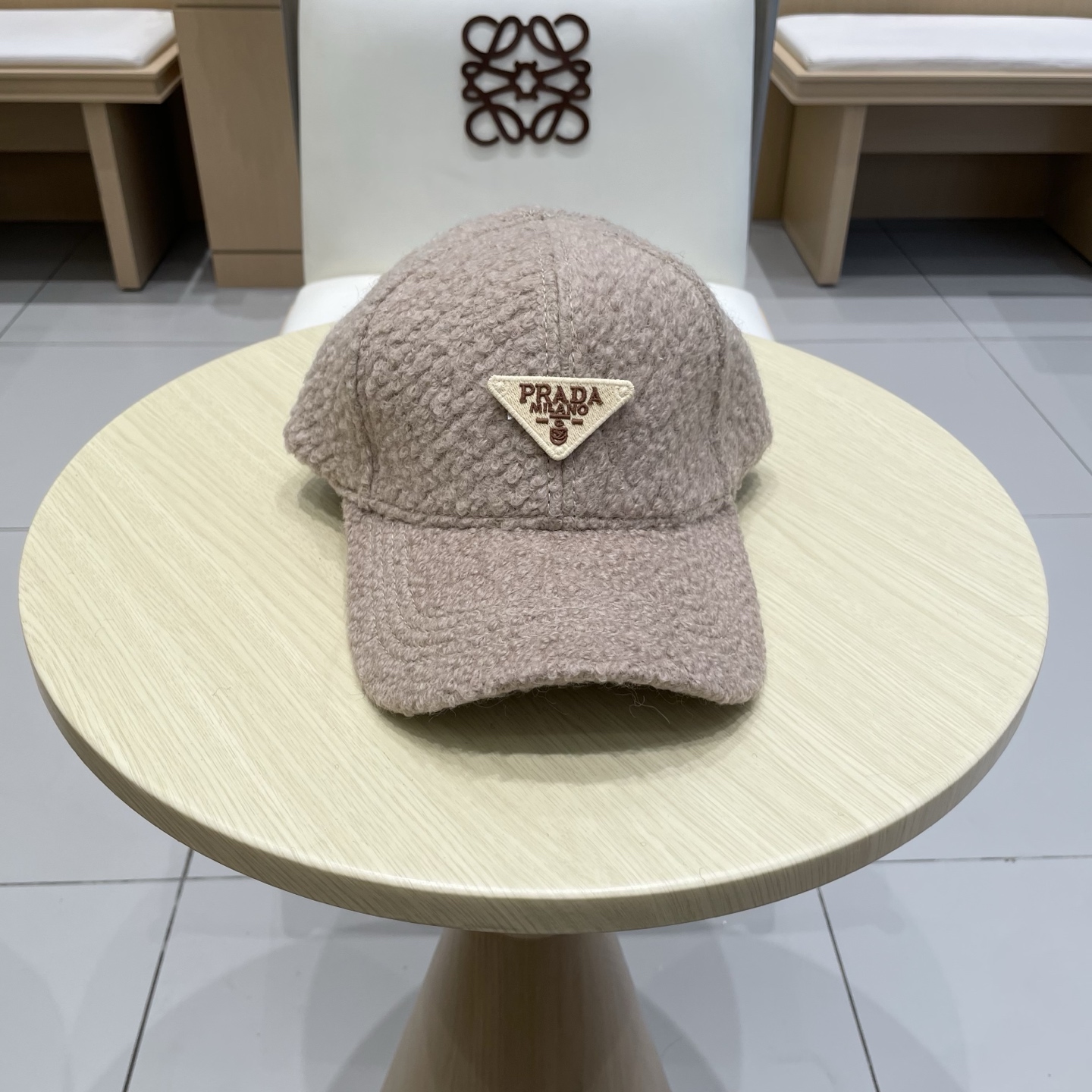 Prada普拉达新款羊羔毛棒球帽🧢 完全是超级完美的诠释了甜酷风 简直太爱了❤️ 上头性感又帅气 双双在线! 没有哪个女孩子拒绝的了毛绒绒的单品哦