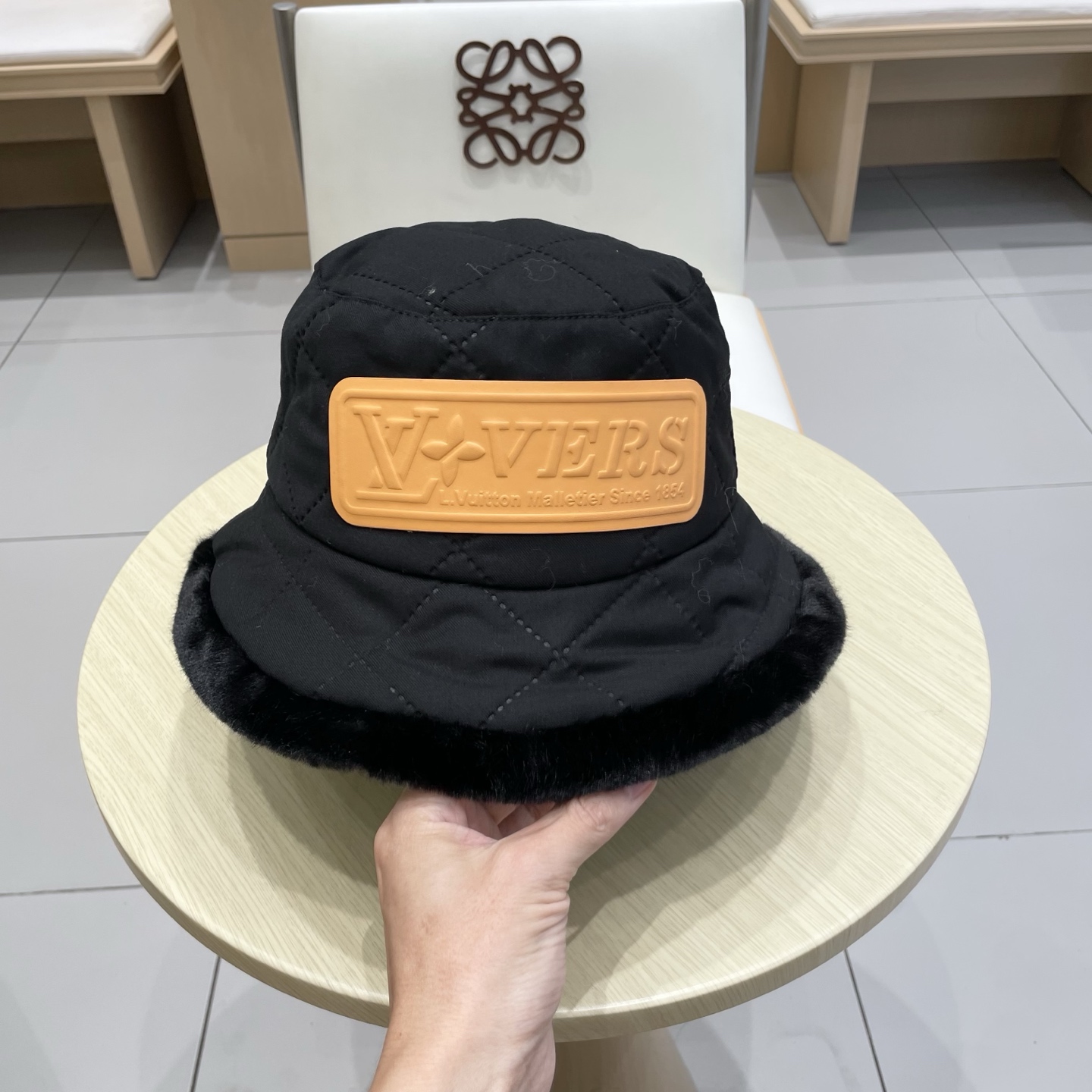 Lv路易斯新款毛毛边渔夫帽