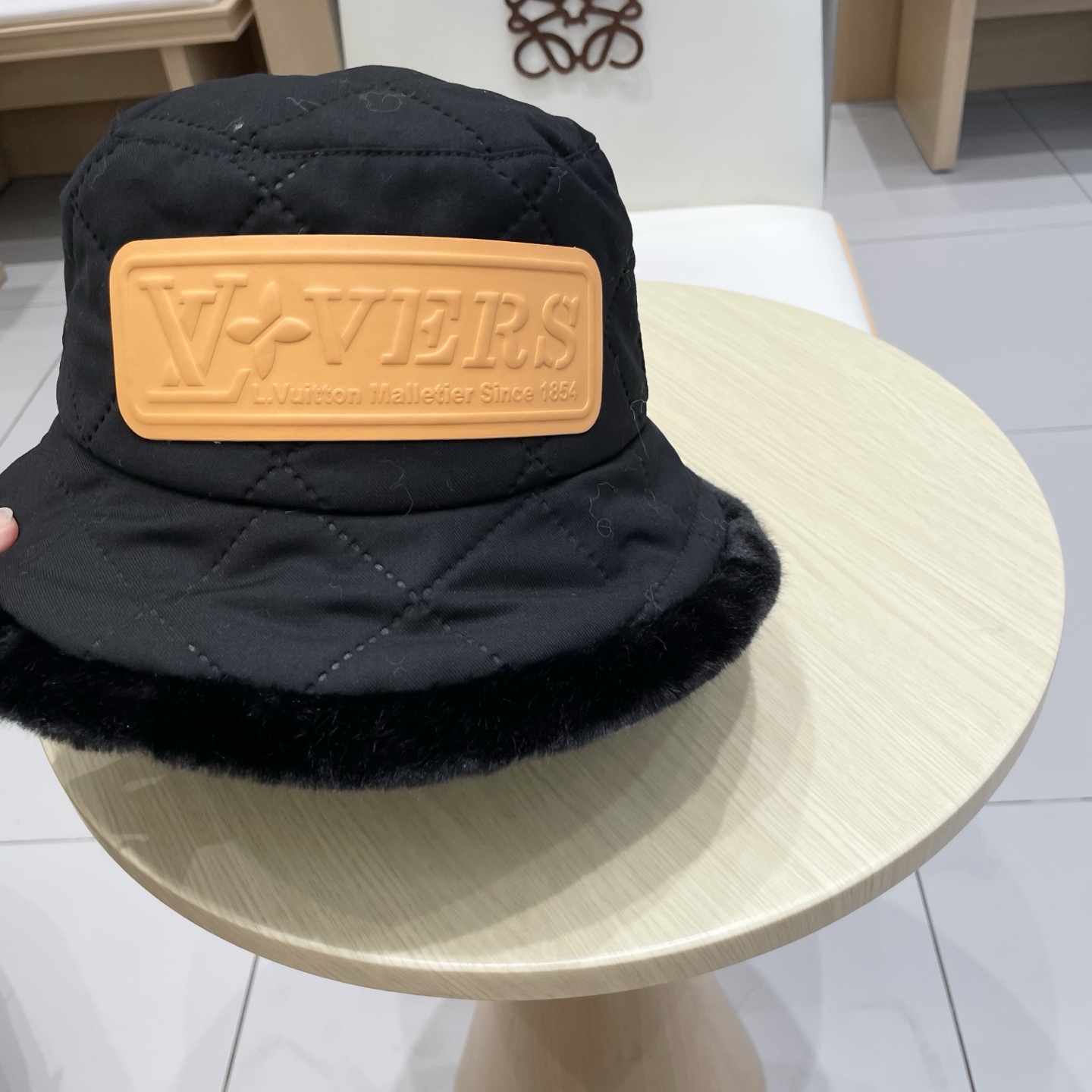 Lv路易斯新款毛毛边渔夫帽