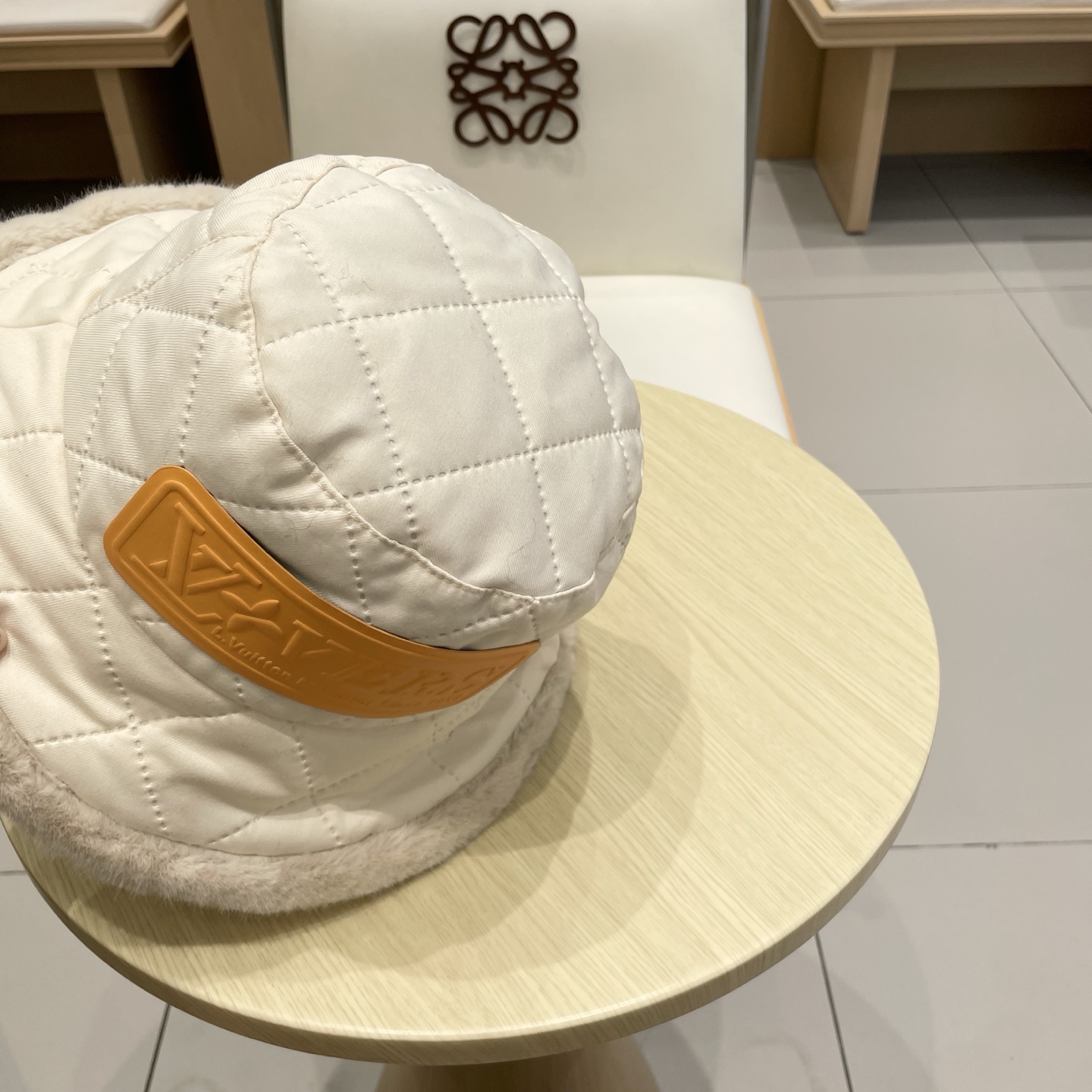 Lv路易斯新款毛毛边渔夫帽