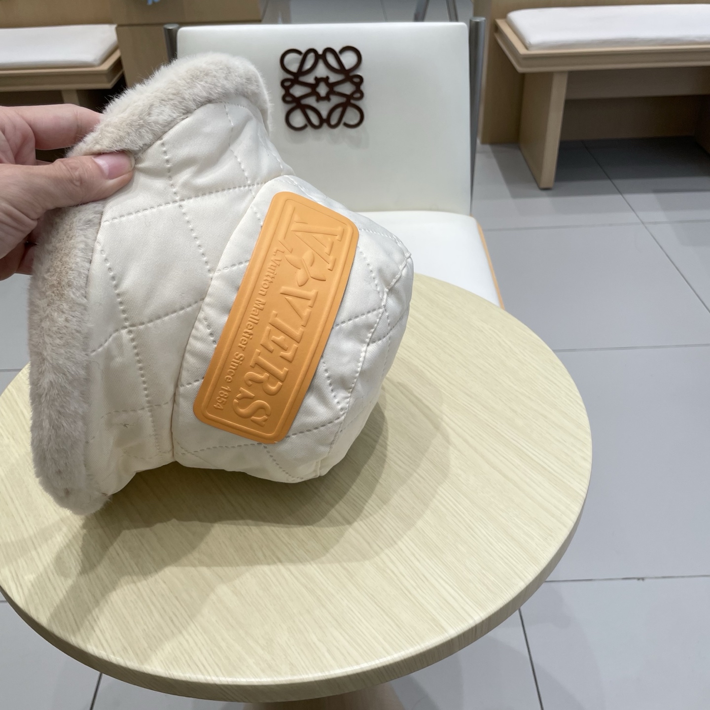 Lv路易斯新款毛毛边渔夫帽