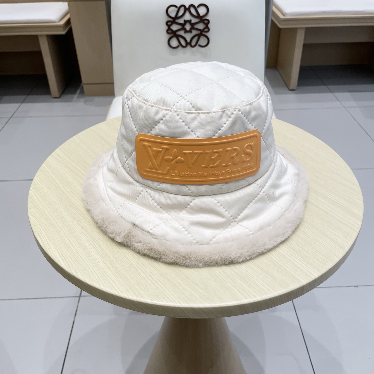 Lv路易斯新款毛毛边渔夫帽