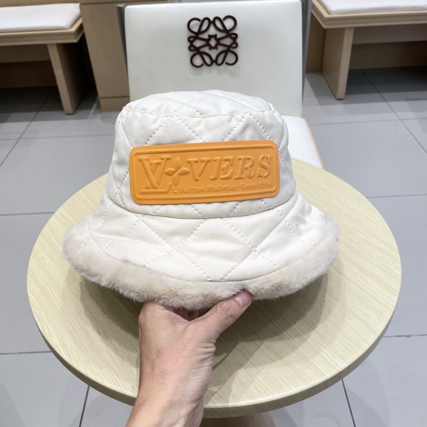 Lv路易斯新款毛毛边渔夫帽