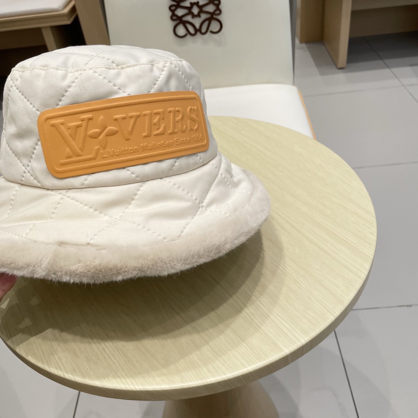 Lv路易斯新款毛毛边渔夫帽