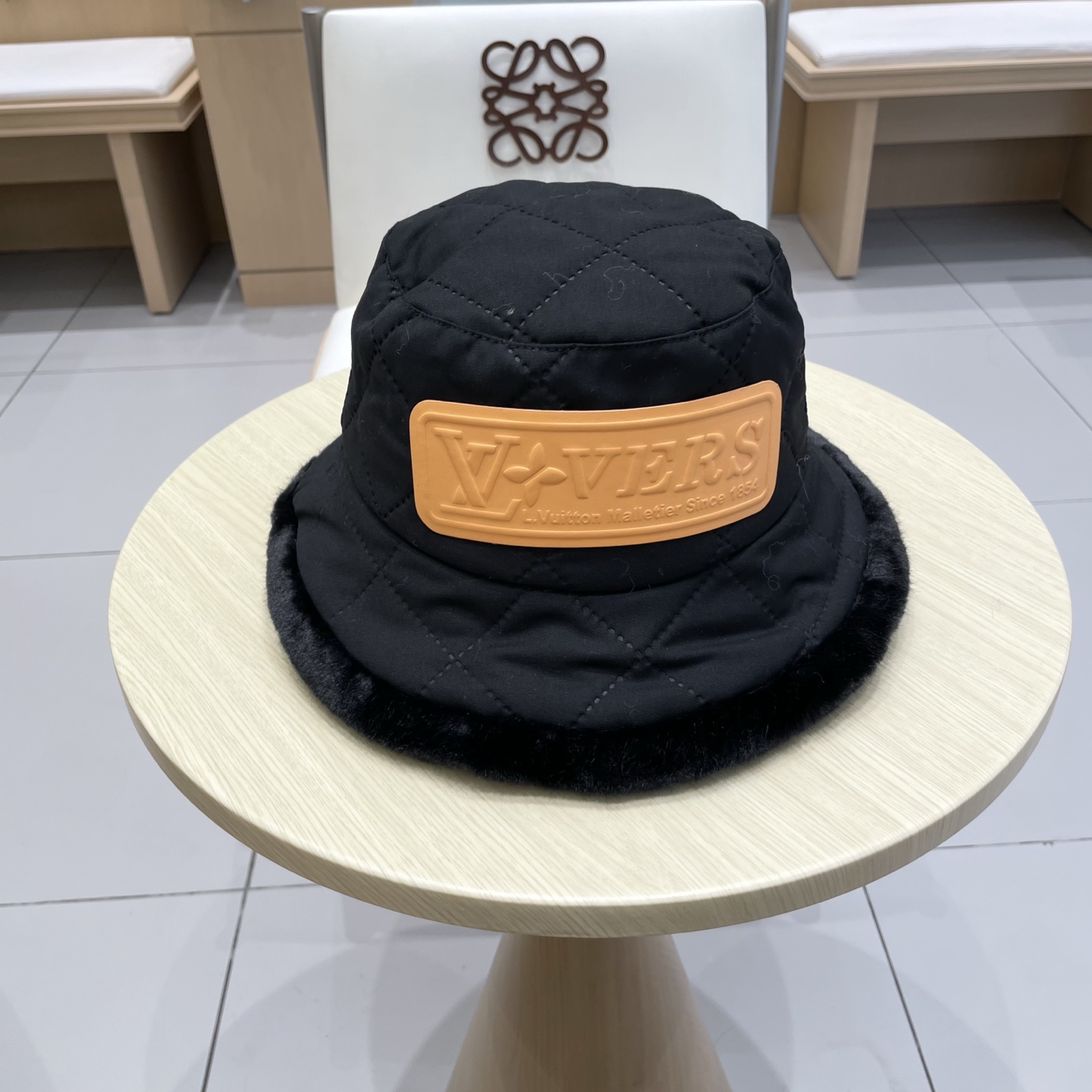 Lv路易斯新款毛毛边渔夫帽