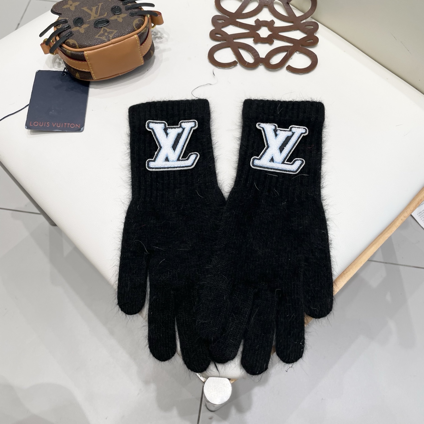 NO:554680,Comes with packaging. LV Louis Vuitton's new knitted gloves are worth comparing the same model with different qualities. It is a quick sale of poor products on the market. It is a classic and timeless style with velvet lining. If you like it, you can buy it. If you use it this year, you can still use it next year. [Happy] [Happy] [Happy] One-size-fits-all gloves, gloves, louis vuitton, louis vuitton, gloves19860909配包装LV路易威登 新款针织手套值得对比同款不同品质,秒杀市场差产品,内里加绒 经典不过时款.喜欢可以入手了,这种品质的今年用了明年还能用 [愉快][愉快][愉快]均码手套,手套,louis vuitton,louis vuitton,gloves,accessory
