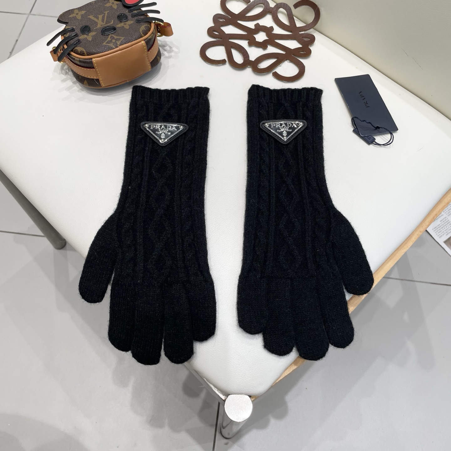 NO:554681,prada Prada's new wool knitted gloves, fingerless style, you can easily play with your mobile phone while wearing gloves, men's and women's gloves, gloves, prada, prada, gloves19860909prada普拉达新款羊毛针织手套 露指款 戴上手套也能轻松玩手机 男女款手套,手套,prada,prada,gloves,accessory