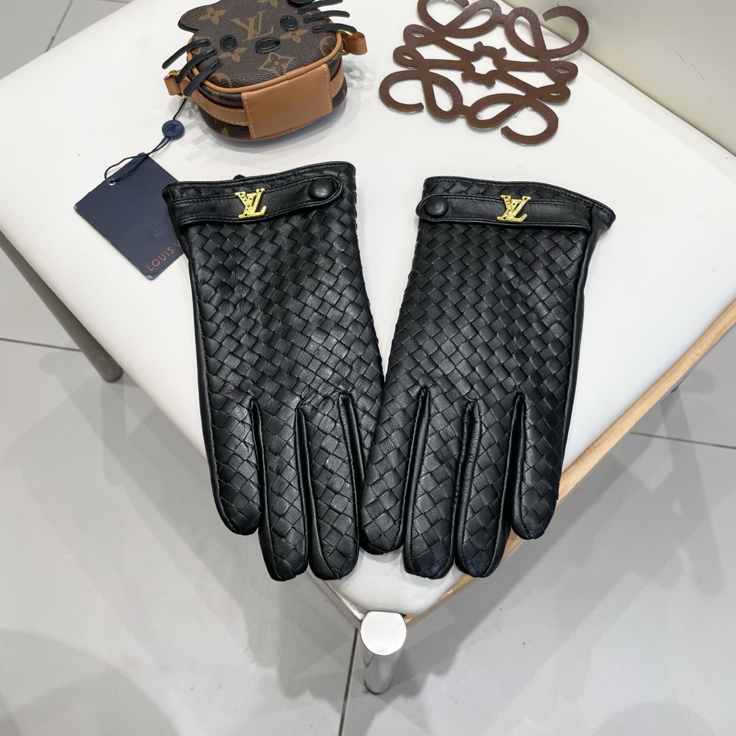 NO:554682,(Men's model) Touch screen gloves [original quality] 100% made of imported sheepskin. The leather is fine and soft. Look for the imported sheepskin's unique feel. The cashmere lining is better for warmth. The original hand-woven top-notch workmanship does not miss any details. The authentic version. Counter one to one. Matching size XL gloves, gloves, sheepskin, gloves.19860909（男款）触屏手套【原单品质】百分百选用进口羊皮 皮质细腻柔软 认准进口羊皮特有手感羊绒内里保暖更佳 原版手工编织顶级做工任何细节都不放过正品开版 专柜一比一 配 码数XL手套,手套,sheepskin,gloves,accessory