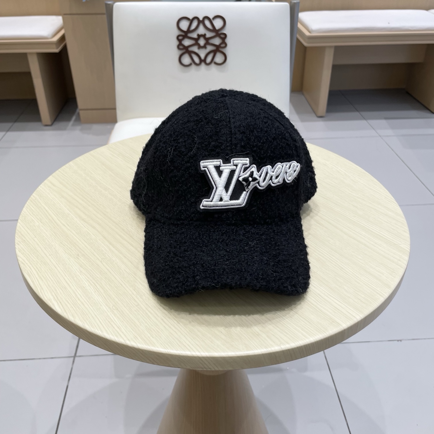 P90 克罗心新款羊羔毛棒球帽～ 完全是超级完美的诠释了甜酷风 简直太爱了❤️ 上头性感又帅气 双双在线！ 没有哪个女孩子拒绝的了毛绒绒的单品哦