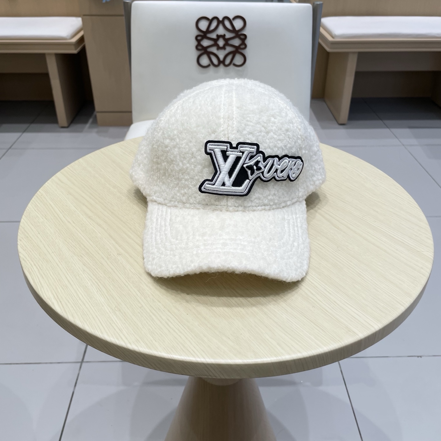 P90 克罗心新款羊羔毛棒球帽～ 完全是超级完美的诠释了甜酷风 简直太爱了❤️ 上头性感又帅气 双双在线！ 没有哪个女孩子拒绝的了毛绒绒的单品哦