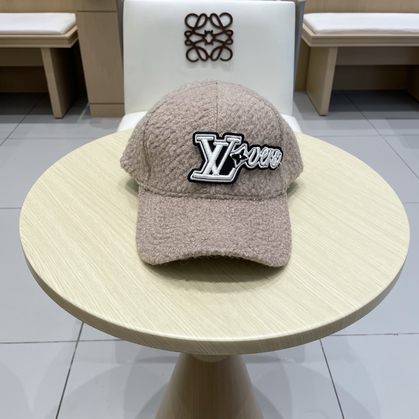 P90 克罗心新款羊羔毛棒球帽~ 完全是超级完美的诠释了甜酷风 简直太爱了❤️ 上头性感又帅气 双双在线! 没有哪个女孩子拒绝的了毛绒绒的单品哦