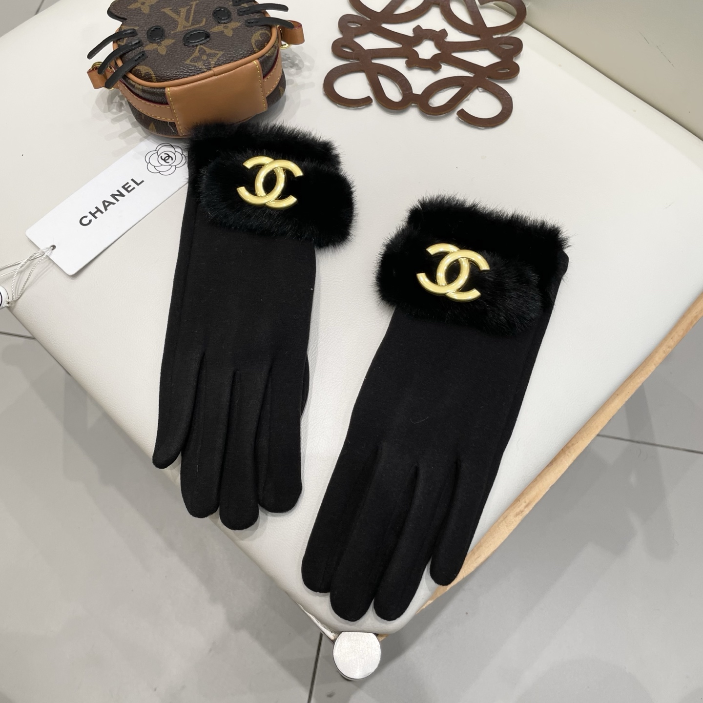 NO:554639,Chanel wool gloves, fashionable gloves, warm in autumn and winter with fleece lining, classic, simple and easy to use, super comfortable and soft, versatile one-size-fits-all gloves, gloves, chanel, gloves19860909香奈儿羊毛手套,时尚手套,秋冬保暖加绒内里,经典简洁上手超舒适柔软、百搭均码手套,手套,chanel,gloves,accessory