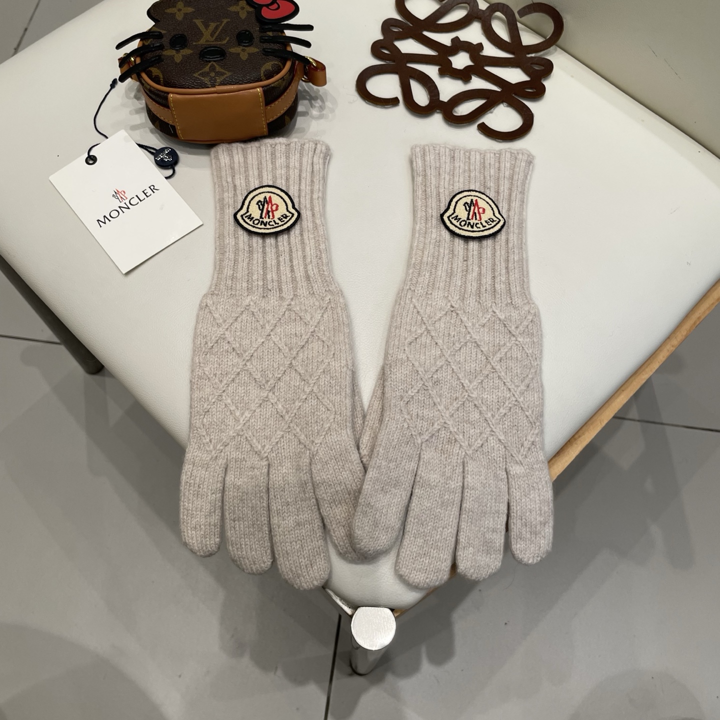 NO:554645,Moncler selects Australian pure wool cashmere gloves for winter women's solid color versatile cycling warm knitted touch screen gloves gloves, gloves, Moncler, Moncler, gloves19860909蒙口Moncler盟可睐精选澳洲纯羊毛羊绒手套冬季女纯色百搭骑行保暖针织触屏手套 手套,手套,Moncler,Moncler,gloves,accessory