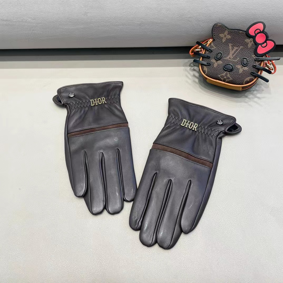 NO:554651,Men's 2025 new exclusive first touch screen gloves Men's Dior gloves for men [original quality] The official website syncs with men's new high-end sheepskin gloves. Don't miss it. 100% imported sheepskin is used. The leather is fine and soft. Pay attention to the imported sheepskin's unique feel. The inner lining is warmer. Original custom hardware and top-notch workmanship. No detail is spared. Authentic opening size XL.XXL gloves, gloves, dior, sheepskin, gloves19860909男款2025新款独家首发触屏手套 男士迪奥手套男款【原单品质】官网同步男士新款高档羊皮手套不可错过百分百选用进口羊皮 皮质细腻柔软 认准进口羊皮特有手感布内里保暖更佳 原版定制五金顶级做工任何细节都不放过正品开版 码数XL.XXL手套,手套,dior,sheepskin,gloves,accessory