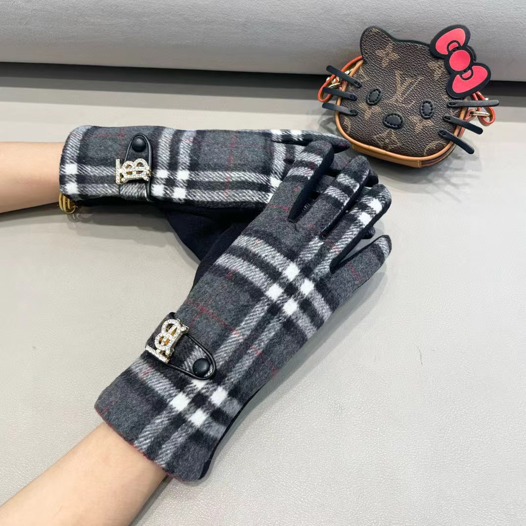 NO:554653,BURBERRY's new wool gloves, fashionable gloves, warm in autumn and winter with velvet lining, classic plaid, super comfortable, soft and versatile!  One size fits all gloves, gloves, burberry, burberry, gloves19860909巴宝莉BURBERRY 专柜新品羊毛手套,时尚手套,秋冬保暖加绒内里,经典格子,上手超舒适柔软、百搭！均码手套,手套,burberry,burberry,gloves,accessory