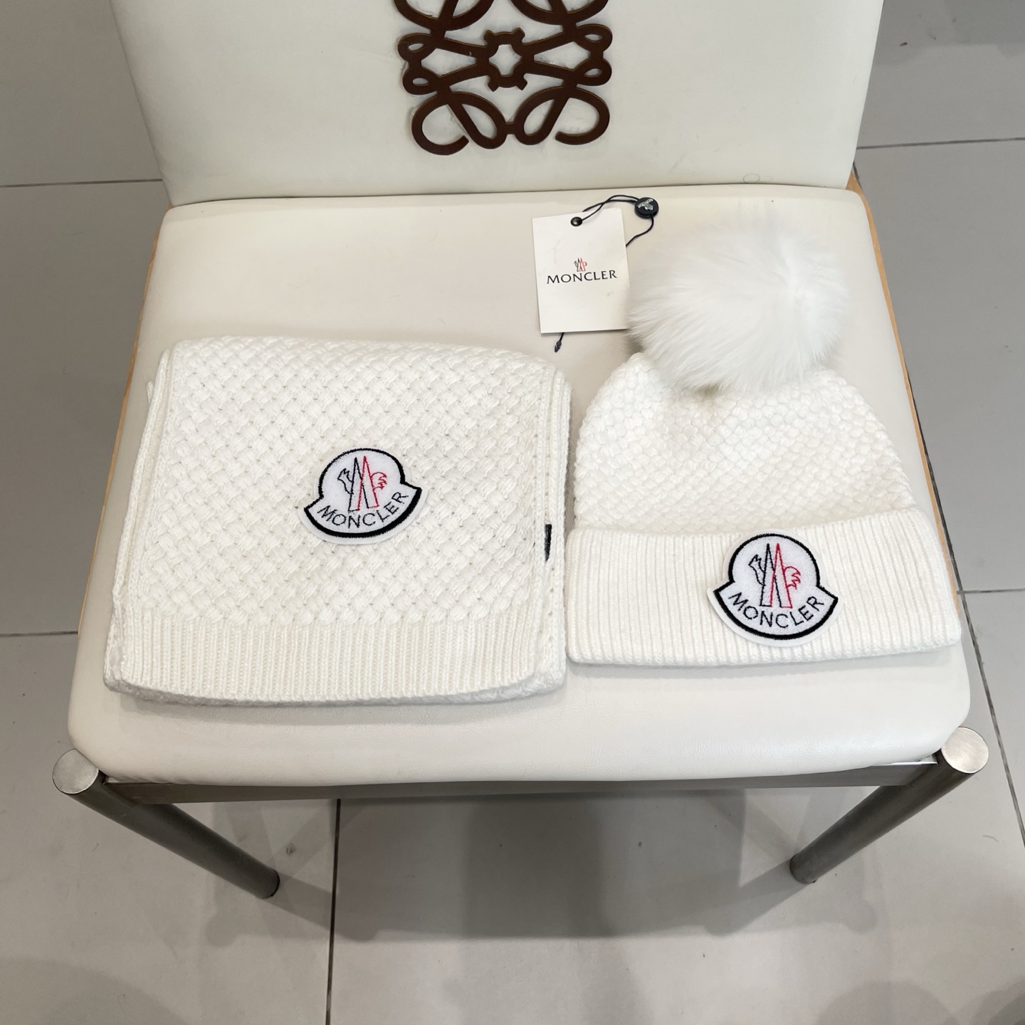 NO:554509,Mouth covering. [Two-piece set. Wool suit hat - with fox fur ball] Classic suit hat!  Hat and scarf!  It's warm and super comfortable~A great tool for young ladies to reduce their age in winter~This winter, all you need is a set of hats~It's warm and fashionable!  Unisex model! Can be made as a couple model!  Complete range of anti-counterfeiting labels and elevators!  Many styles, welcome to choose! Suits, suits, Moncler, hats19860909蒙口.【两件套.羊毛套装帽子-带狐狸毛球】经典套装帽子！帽子围巾！暖暖哒超级舒服～冬日小姐姐减龄神器哦～这个冬天你就差这么一套套装帽子啦～又保暖又时尚！男女通用款!可以做情侣款！防伪标签吊卡齐全！多多款式,欢迎选择!套装,套装,Moncler,hats,accessory