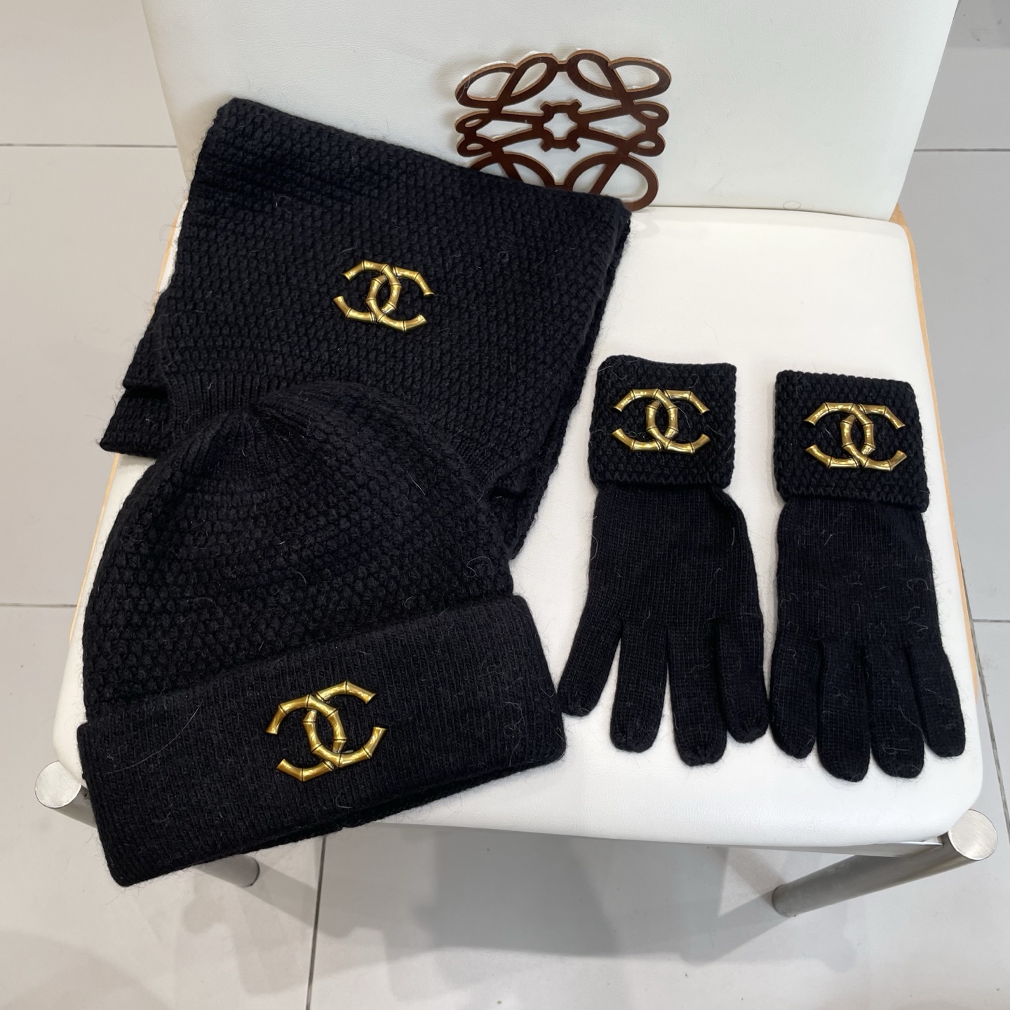 P230Chanel香奈儿【羊毛三件套套装】帽子➕围巾➕手套！经典套装帽子！暖暖哒超级舒服～冬日小姐姐减龄神器哦～这个冬天你就差这么一套套装帽子啦～又保暖又时尚！男女通用款!可以做情侣款！防伪标签吊卡齐全！多多款式，欢迎选择!