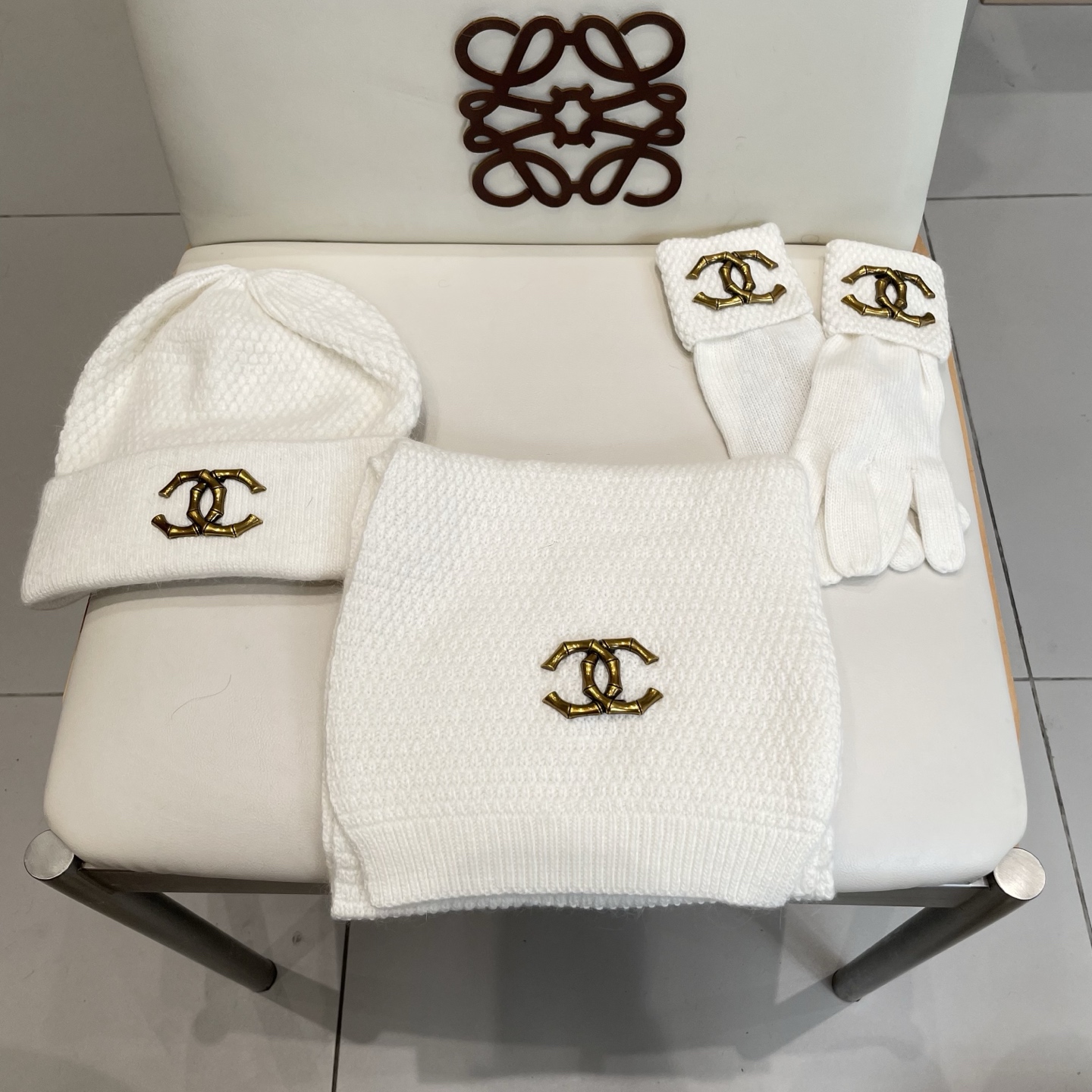 NO:554512,Chanel [wool three-piece suit] hat, scarf and gloves!  Classic suit hat!  It's warm and super comfortable~A great tool for young ladies to reduce their age in winter~This winter, all you need is a set of hats~It's warm and fashionable!  Unisex model! Can be made as a couple model!  Complete range of anti-counterfeiting labels and elevators!  Lots of styles, welcome to choose! Suits, suits, chanel, chanel, gloves, hats19860909Chanel香奈儿【羊毛三件套套装】帽子围巾手套！经典套装帽子！暖暖哒超级舒服～冬日小姐姐减龄神器哦～这个冬天你就差这么一套套装帽子啦～又保暖又时尚！男女通用款!可以做情侣款！防伪标签吊卡齐全！多多款式,欢迎选择!套装,套装,chanel,chanel,gloves,hats,accessory