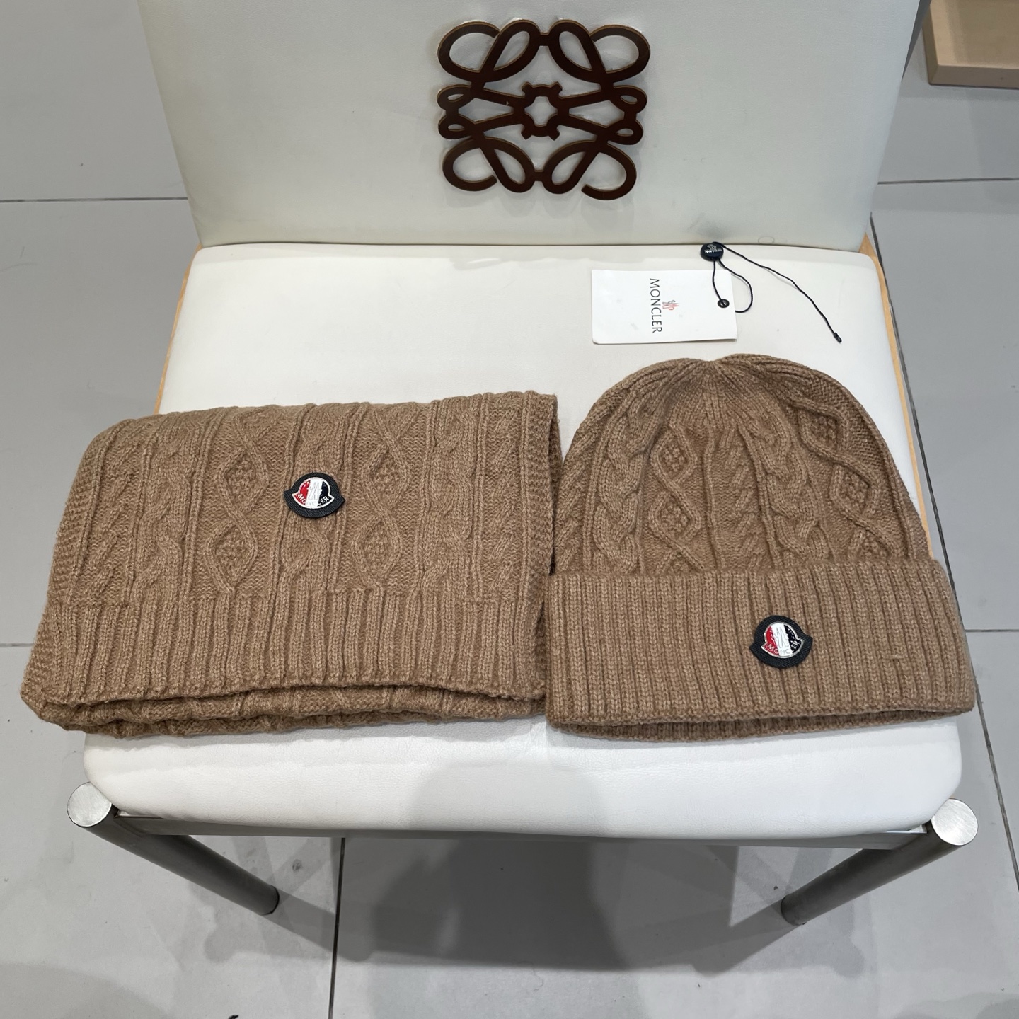 NO:554515,Mengkou. Hot sales rebate!  !  [Wool suit hat] Classic suit hat!  Hat and scarf!  It's warm and super comfortable~A great tool for young ladies to reduce their age in winter~This winter, all you need is a set of hats~It's warm and fashionable!  Unisex model! Can be made as a couple model!  Complete range of anti-counterfeiting labels and elevators!  A lot of styles, welcome to choose!! Suits, suits, Moncler, hats19860909蒙口.爆款返单！！【羊毛套装帽子】经典套装帽子！帽子围巾！暖暖哒超级舒服～冬日小姐姐减龄神器哦～这个冬天你就差这么一套套装帽子啦～又保暖又时尚！男女通用款!可以做情侣款！防伪标签吊卡齐全！多多款式,欢迎选择!!套装,套装,Moncler,hats,accessory