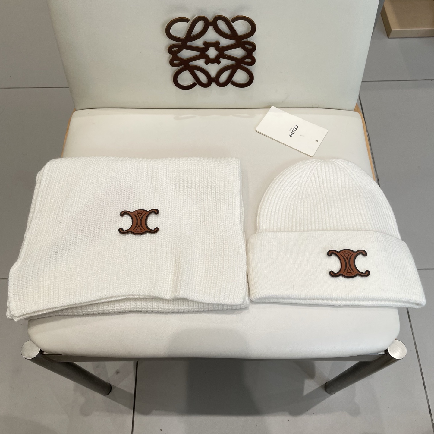 NO:554511,CELINE Xiaohongshu popular style, official website new classic suit hat!  Hat and scarf!  It feels great in hand!  It’s warm and super comfortable. This winter, all you need is a hat set like this. It’s warm and fashionable!  Welcome to choose!! Suit, suit, celine, celine, hats19860909赛琳CELINE 小红书爆款,官网新品经典套装帽子！帽子围巾！手感一级棒！暖暖哒超级舒服～这个冬天你就差这么一套装帽子啦～又保暖又时尚！欢迎选择!!套装,套装,celine,celine,hats,accessory