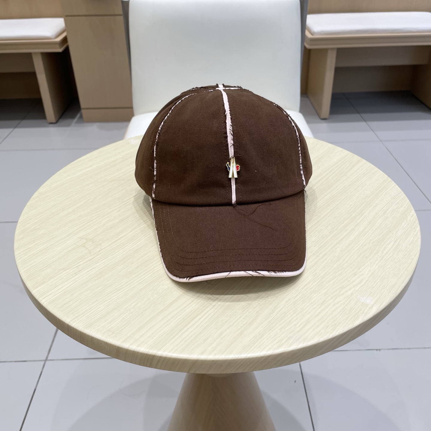 NO:643422,MONCLER's new baseball cap, a fashionable street item, has a great style and is an internet celebrity. The favorite of fashion bloggers!  High-quality, comfortable and breathable, concave shape, good-looking hats, fisherman hats, baseball caps, knitted hats, hats, Moncler, espadrilles, hats19860909蒙口MONCLER新款棒球帽,时尚炸街单品,风格很OK,网红.时尚博主的最爱！高品质舒适透气,凹造型很好看帽子渔夫帽棒球帽针织帽,帽子,Moncler,espadrilles,hats,hat