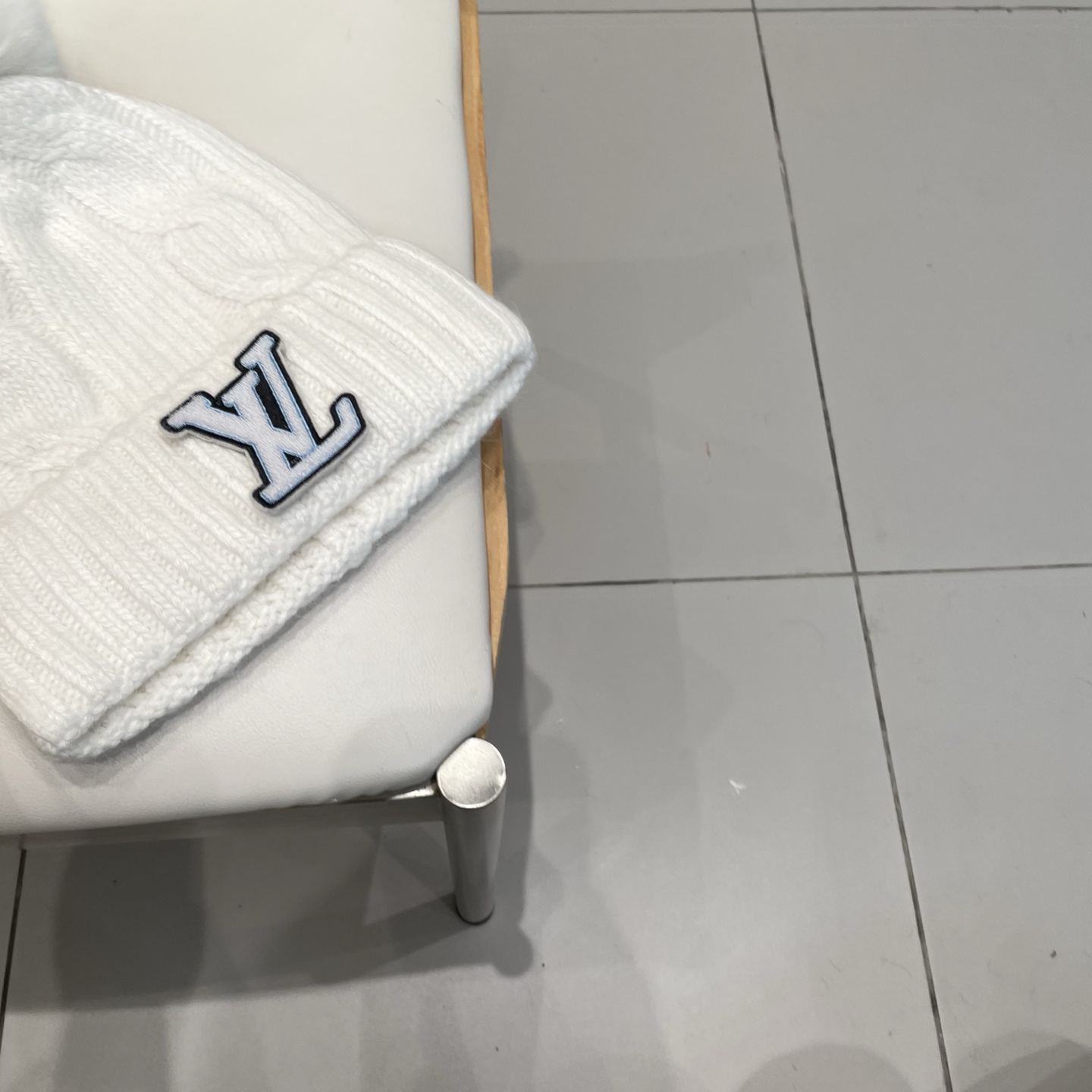 LV毛线帽👍LV针织帽🙆🏻毛线帽🎩配狐狸毛球，跟色球🥰毛茸茸的非常漂亮，毛球可拆卸，两用👍低调奢华，百搭款，[嘿哈]个性