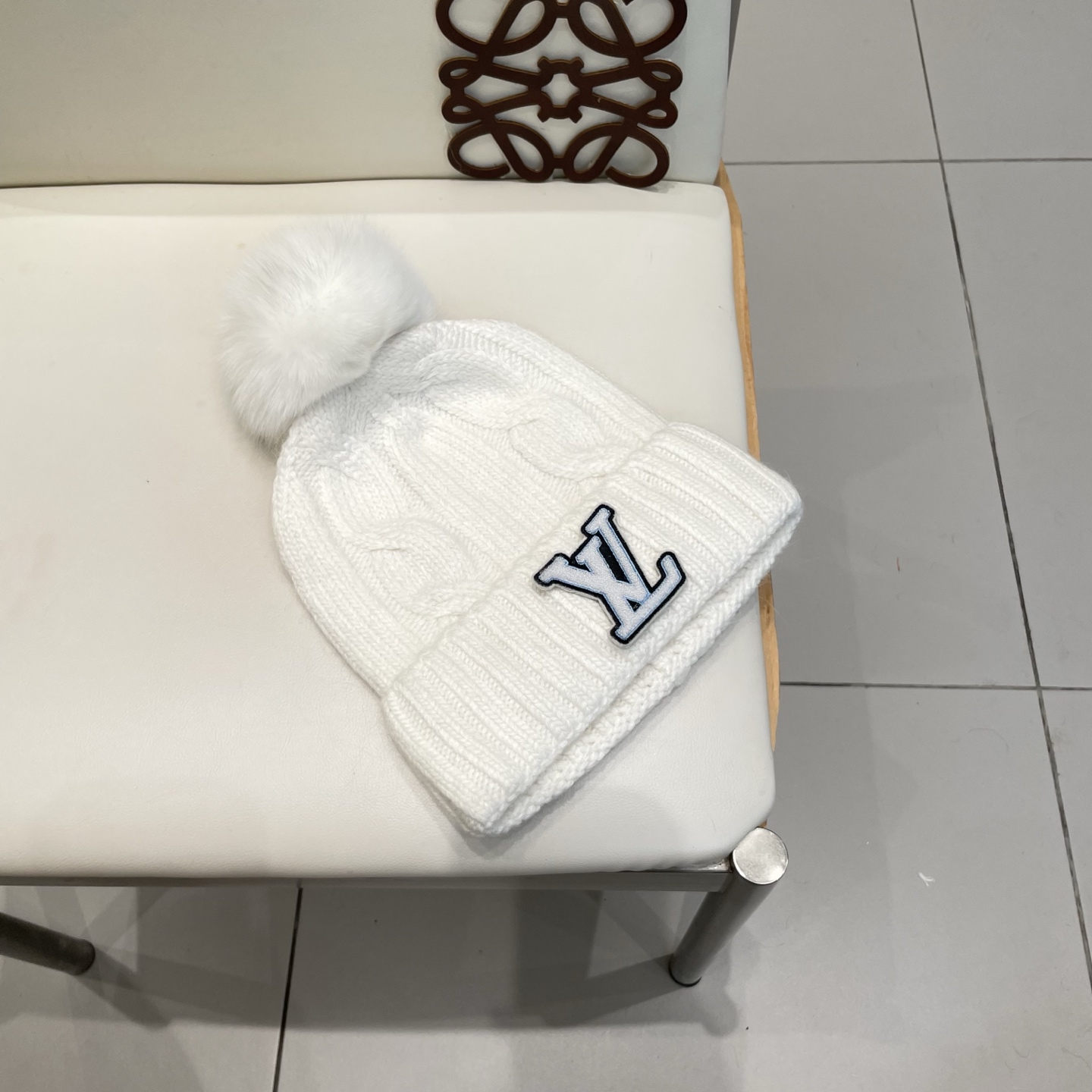 LV毛线帽👍LV针织帽🙆🏻毛线帽🎩配狐狸毛球，跟色球🥰毛茸茸的非常漂亮，毛球可拆卸，两用👍低调奢华，百搭款，[嘿哈]个性