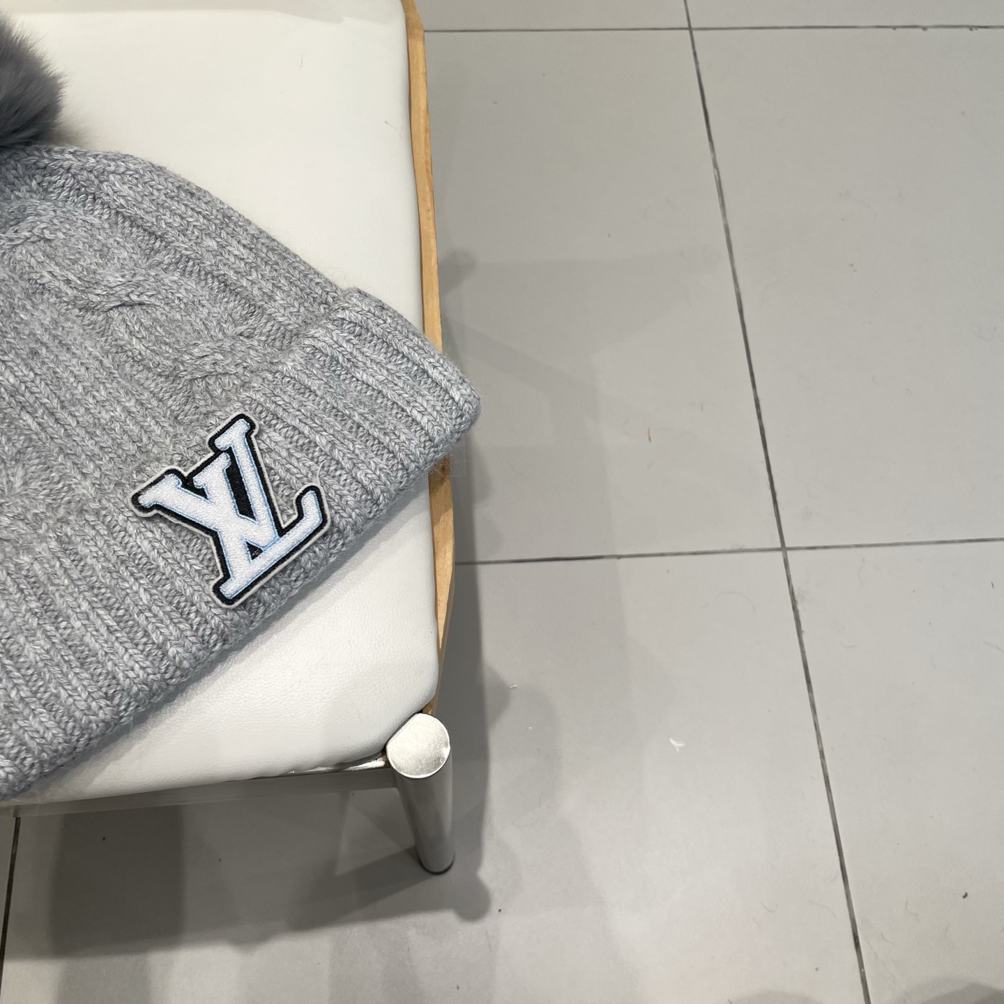 LV毛线帽👍LV针织帽🙆🏻毛线帽🎩配狐狸毛球，跟色球🥰毛茸茸的非常漂亮，毛球可拆卸，两用👍低调奢华，百搭款，[嘿哈]个性