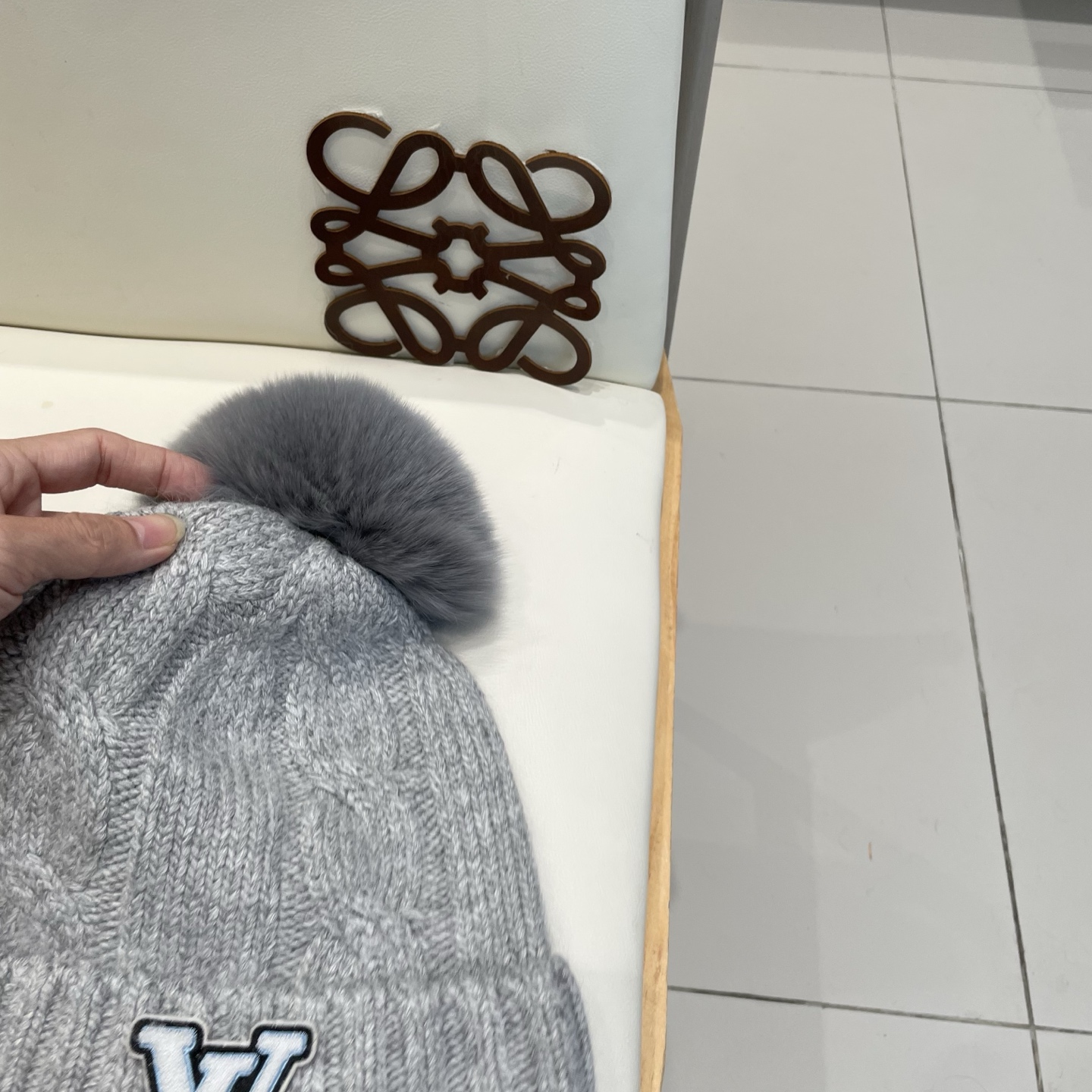 LV毛线帽👍LV针织帽🙆🏻毛线帽🎩配狐狸毛球，跟色球🥰毛茸茸的非常漂亮，毛球可拆卸，两用👍低调奢华，百搭款，[嘿哈]个性