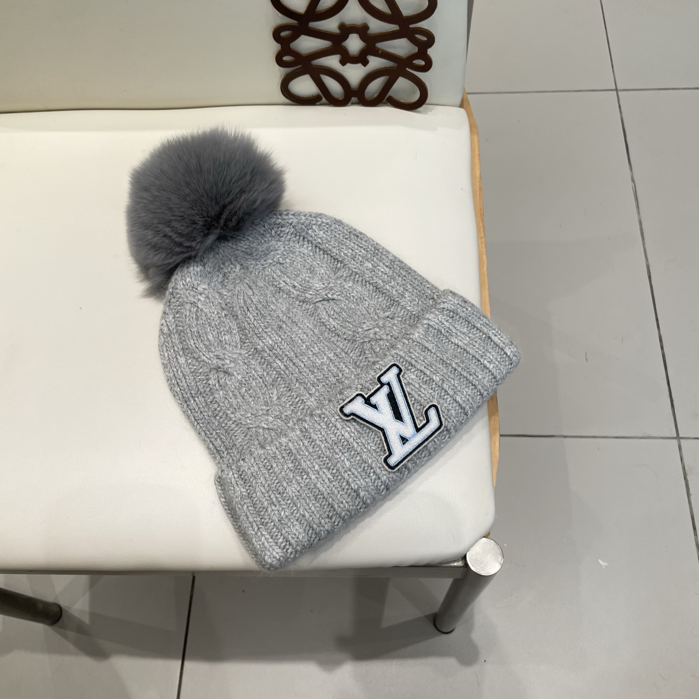 LV毛线帽👍LV针织帽🙆🏻毛线帽🎩配狐狸毛球，跟色球🥰毛茸茸的非常漂亮，毛球可拆卸，两用👍低调奢华，百搭款，[嘿哈]个性