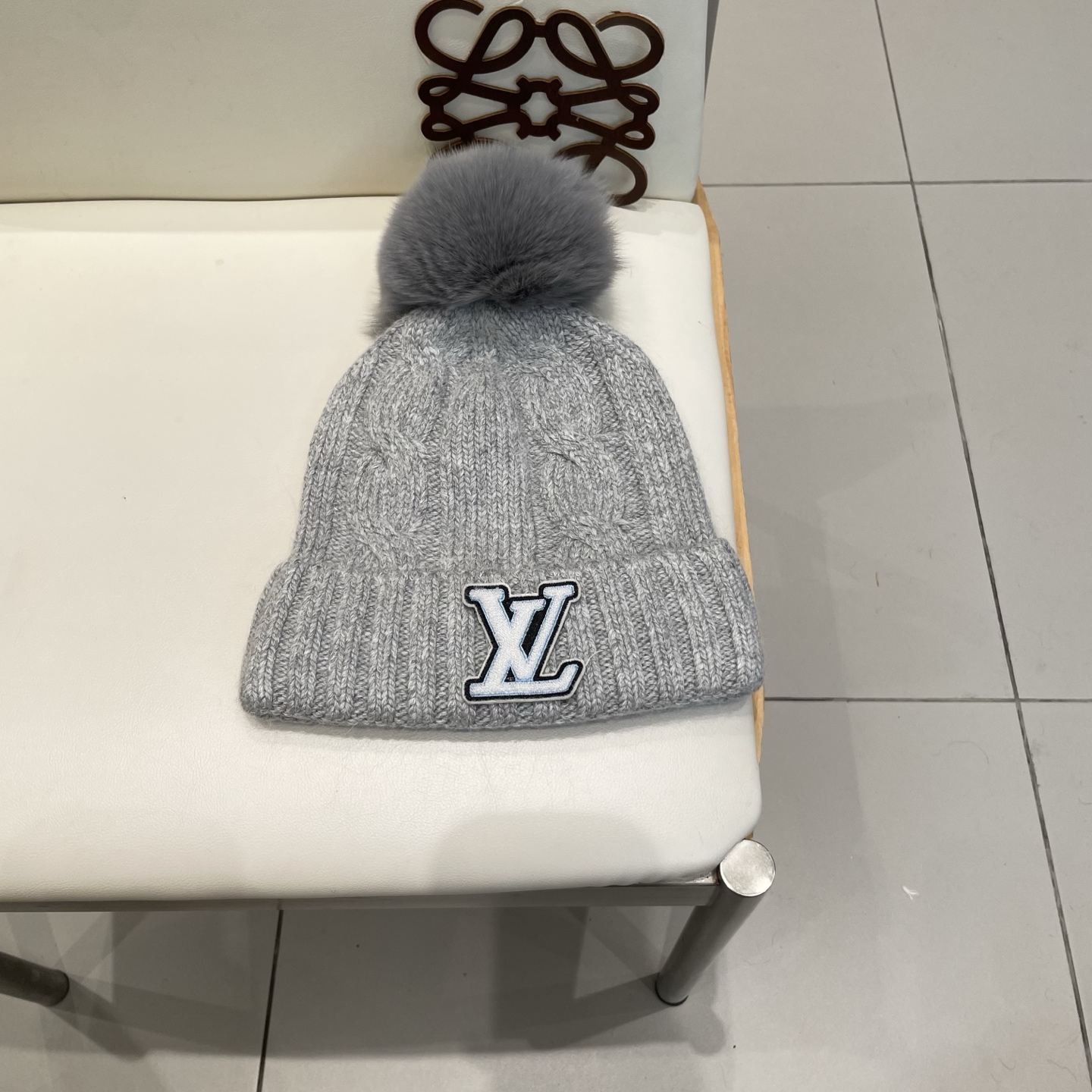LV毛线帽👍LV针织帽🙆🏻毛线帽🎩配狐狸毛球，跟色球🥰毛茸茸的非常漂亮，毛球可拆卸，两用👍低调奢华，百搭款，[嘿哈]个性
