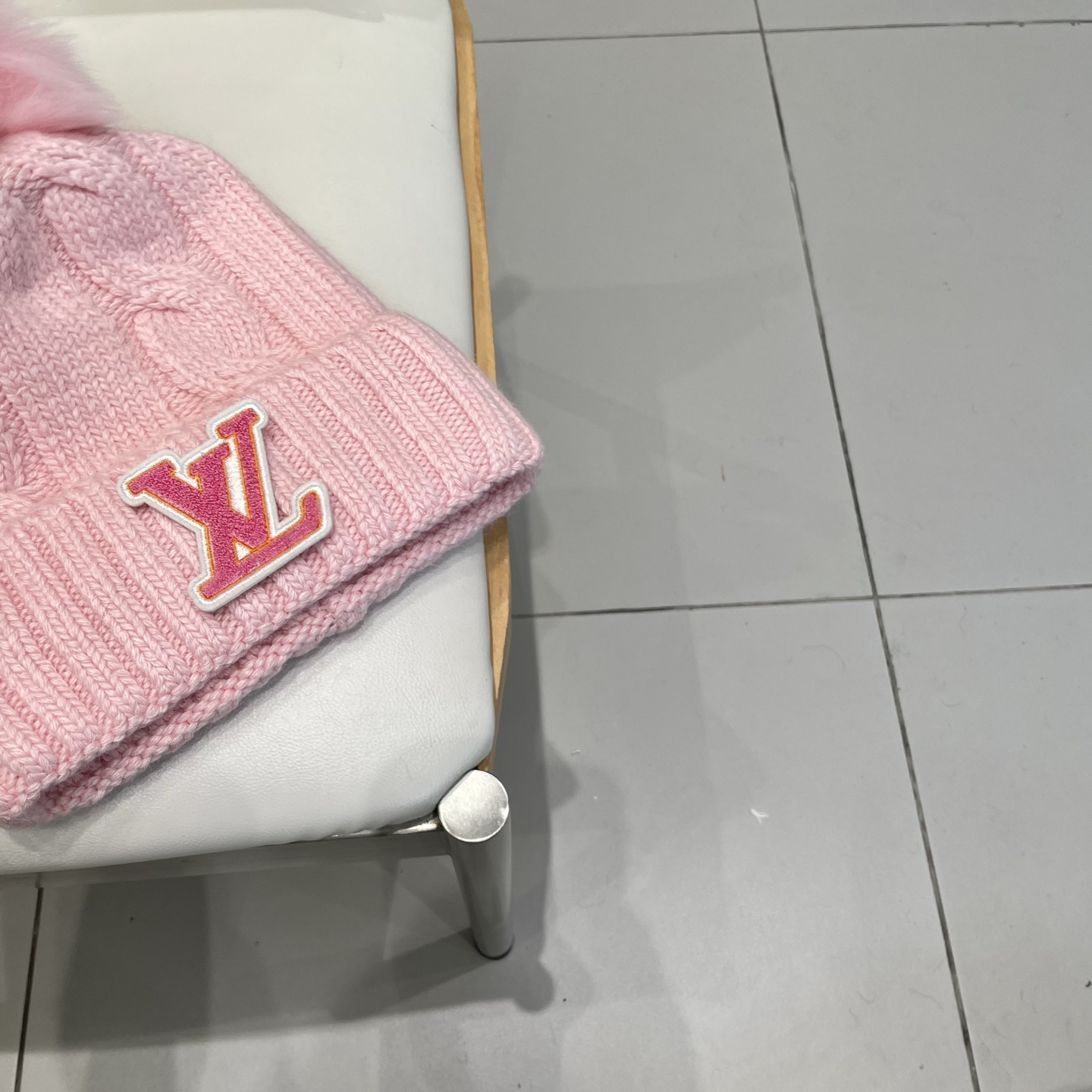 LV毛线帽👍LV针织帽🙆🏻毛线帽🎩配狐狸毛球，跟色球🥰毛茸茸的非常漂亮，毛球可拆卸，两用👍低调奢华，百搭款，[嘿哈]个性