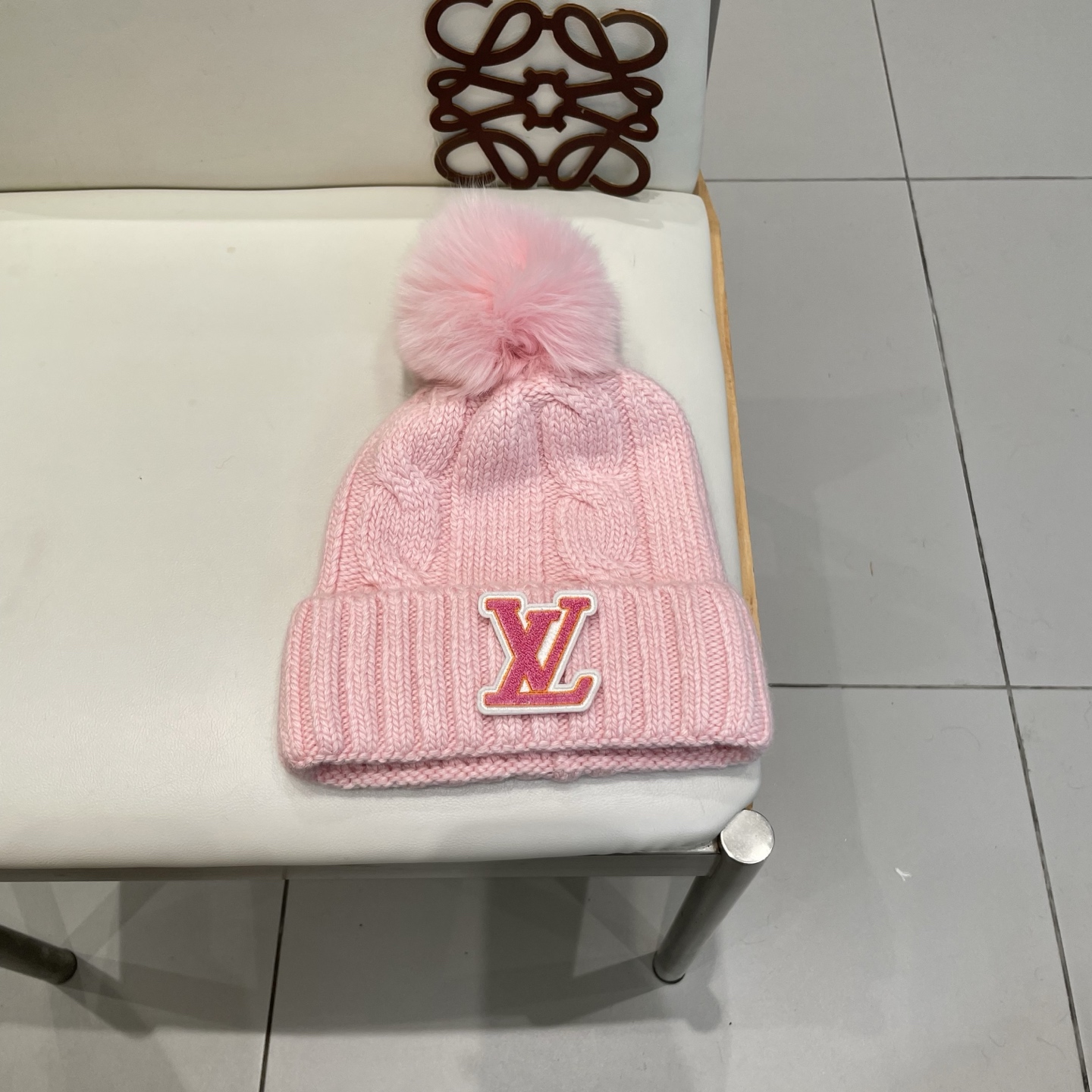 LV毛线帽👍LV针织帽🙆🏻毛线帽🎩配狐狸毛球，跟色球🥰毛茸茸的非常漂亮，毛球可拆卸，两用👍低调奢华，百搭款，[嘿哈]个性
