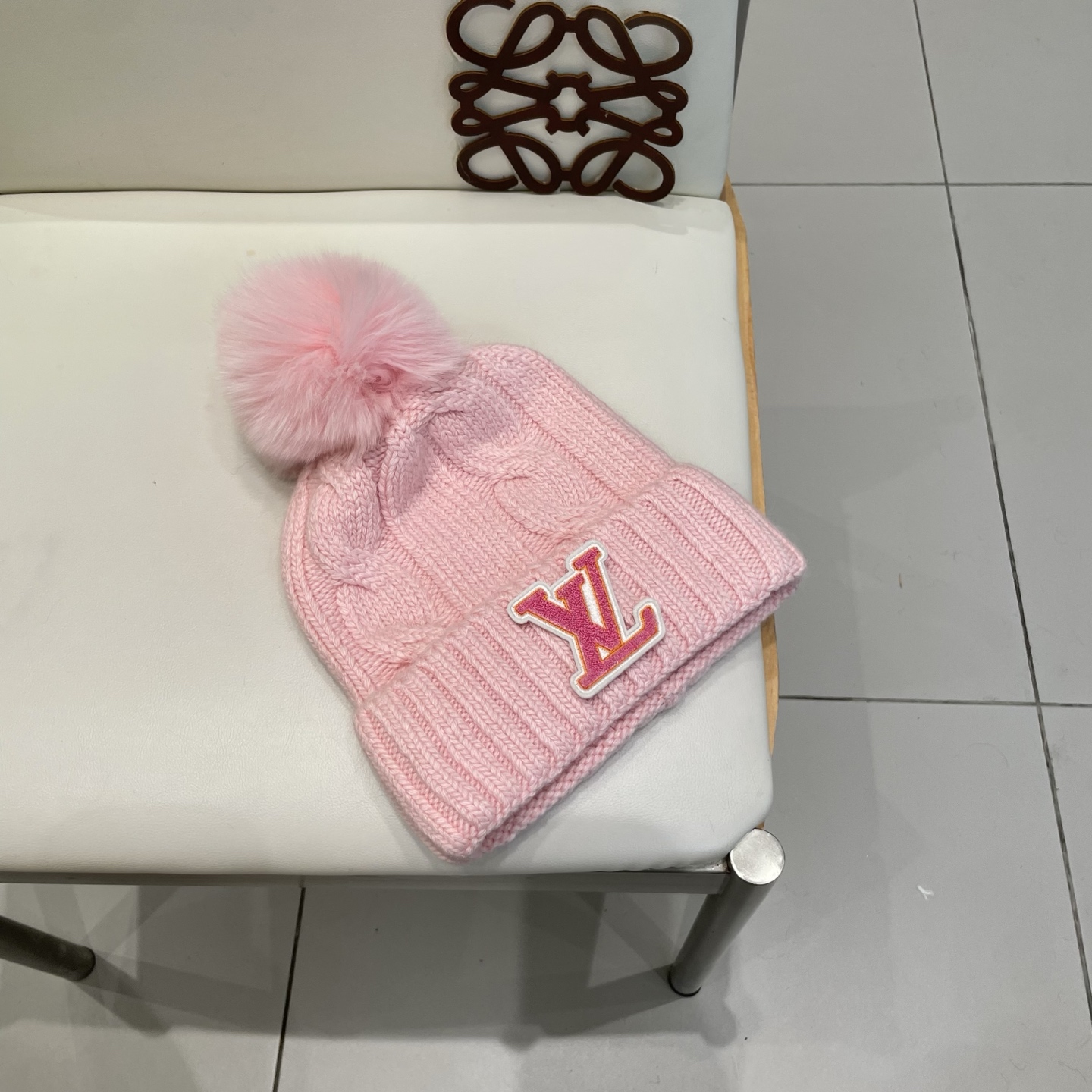 LV毛线帽👍LV针织帽🙆🏻毛线帽🎩配狐狸毛球，跟色球🥰毛茸茸的非常漂亮，毛球可拆卸，两用👍低调奢华，百搭款，[嘿哈]个性
