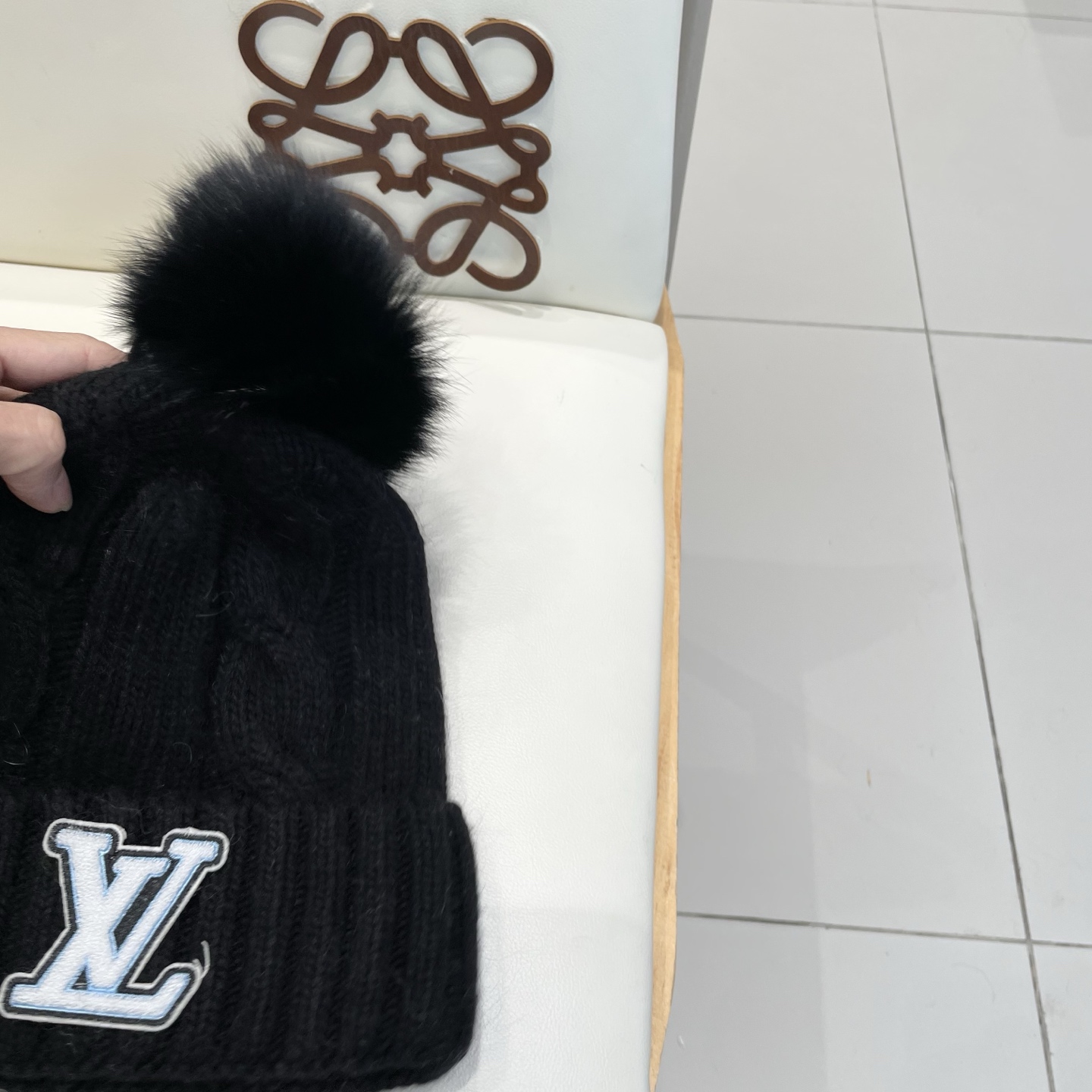 LV毛线帽👍LV针织帽🙆🏻毛线帽🎩配狐狸毛球，跟色球🥰毛茸茸的非常漂亮，毛球可拆卸，两用👍低调奢华，百搭款，[嘿哈]个性