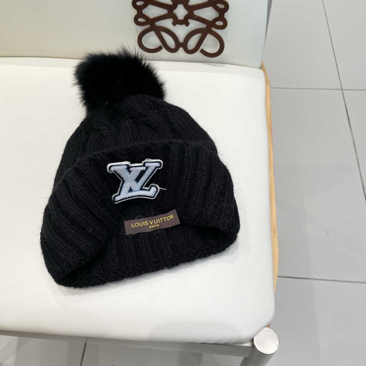 LV毛线帽👍LV针织帽🙆🏻毛线帽🎩配狐狸毛球，跟色球🥰毛茸茸的非常漂亮，毛球可拆卸，两用👍低调奢华，百搭款，[嘿哈]个性