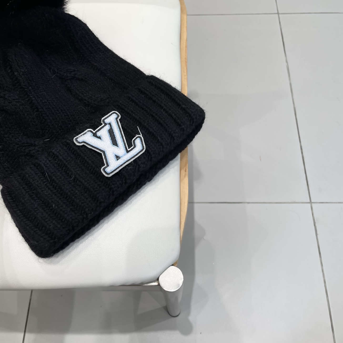 LV毛线帽👍LV针织帽🙆🏻毛线帽🎩配狐狸毛球，跟色球🥰毛茸茸的非常漂亮，毛球可拆卸，两用👍低调奢华，百搭款，[嘿哈]个性