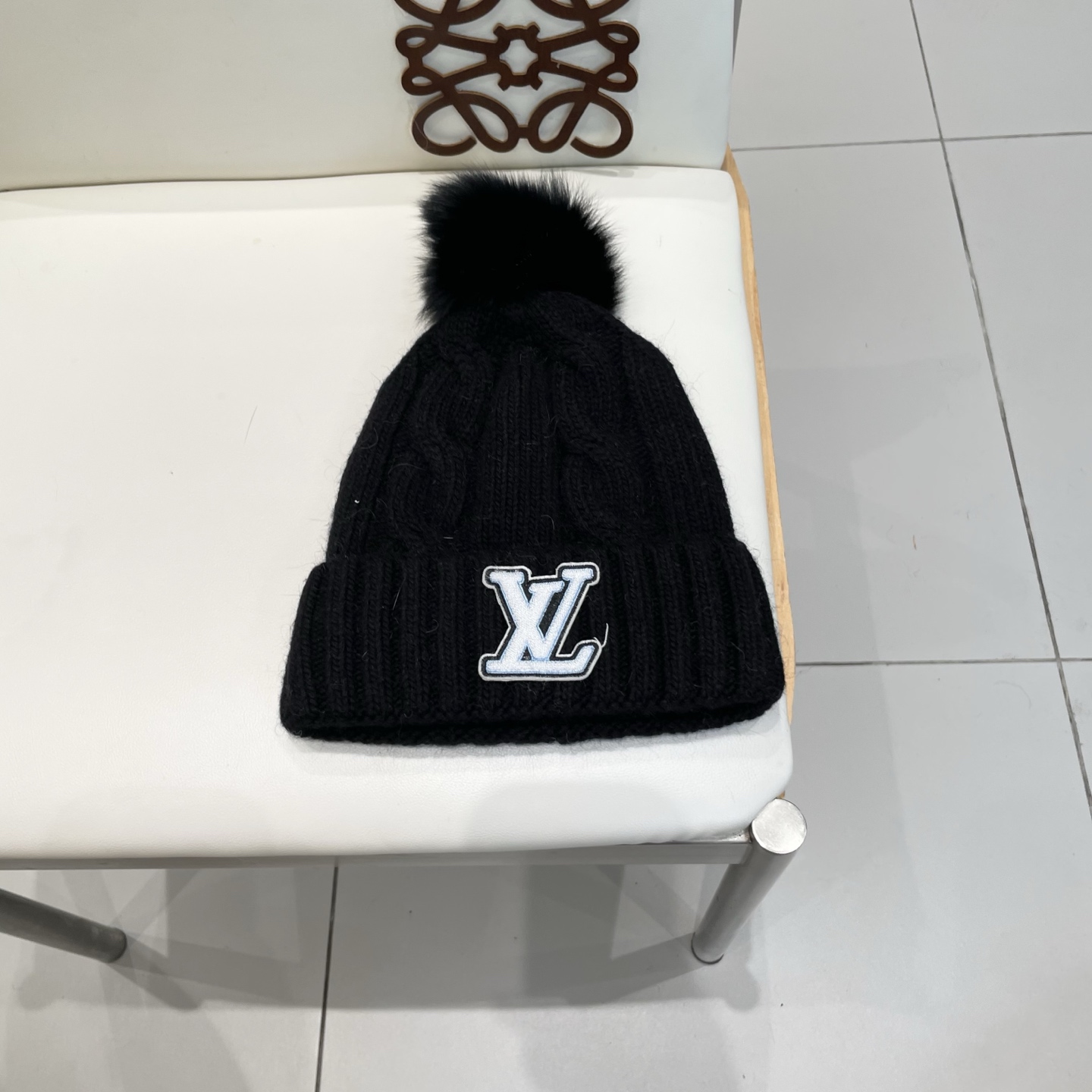 LV毛线帽👍LV针织帽🙆🏻毛线帽🎩配狐狸毛球，跟色球🥰毛茸茸的非常漂亮，毛球可拆卸，两用👍低调奢华，百搭款，[嘿哈]个性