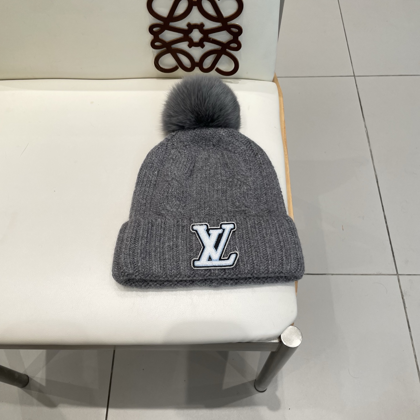 LV毛线帽👍LV针织帽🙆🏻毛线帽🎩配狐狸毛球，跟色球🥰毛茸茸的非常漂亮，毛球可拆卸，两用👍低调奢华，百搭款，[嘿哈]个性
