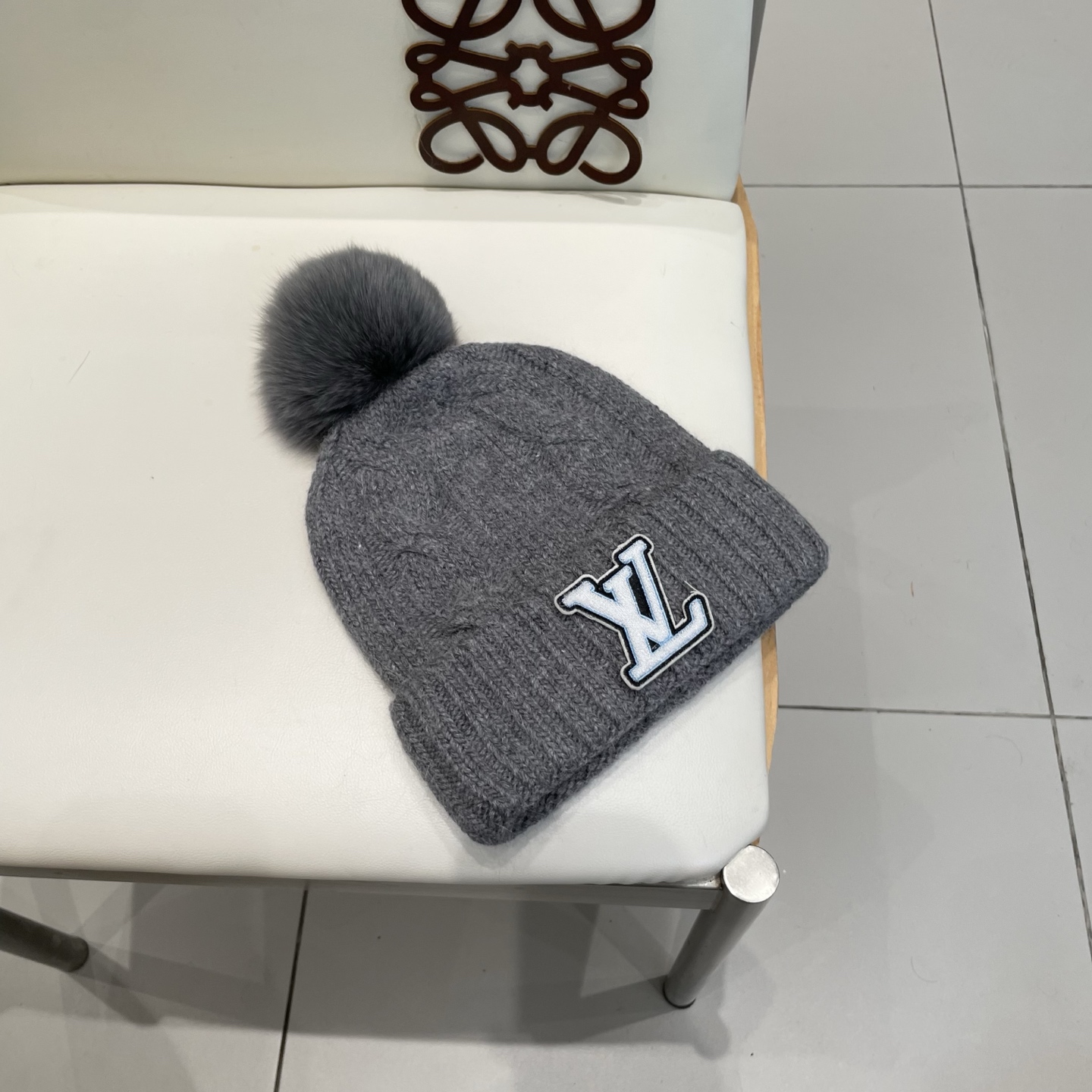 LV毛线帽👍LV针织帽🙆🏻毛线帽🎩配狐狸毛球，跟色球🥰毛茸茸的非常漂亮，毛球可拆卸，两用👍低调奢华，百搭款，[嘿哈]个性