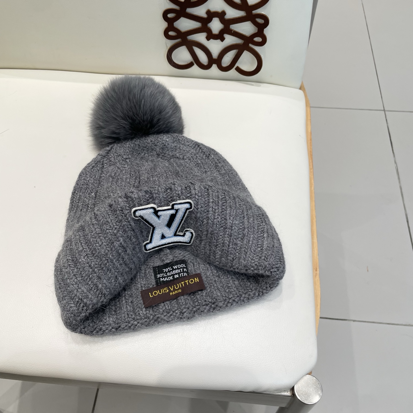 LV毛线帽👍LV针织帽🙆🏻毛线帽🎩配狐狸毛球，跟色球🥰毛茸茸的非常漂亮，毛球可拆卸，两用👍低调奢华，百搭款，[嘿哈]个性