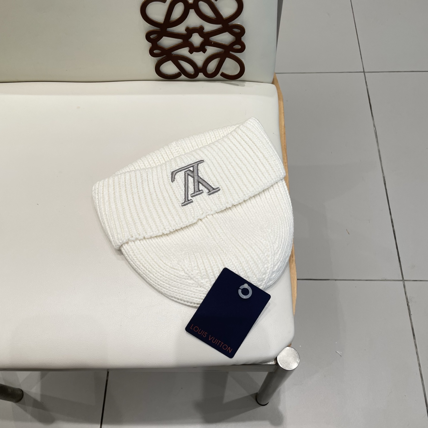 Lv官网针织帽非常百搭 男女通用 亲们可以看细节，车工整齐 透气舒适，采用进口毛线料！潮人必备！