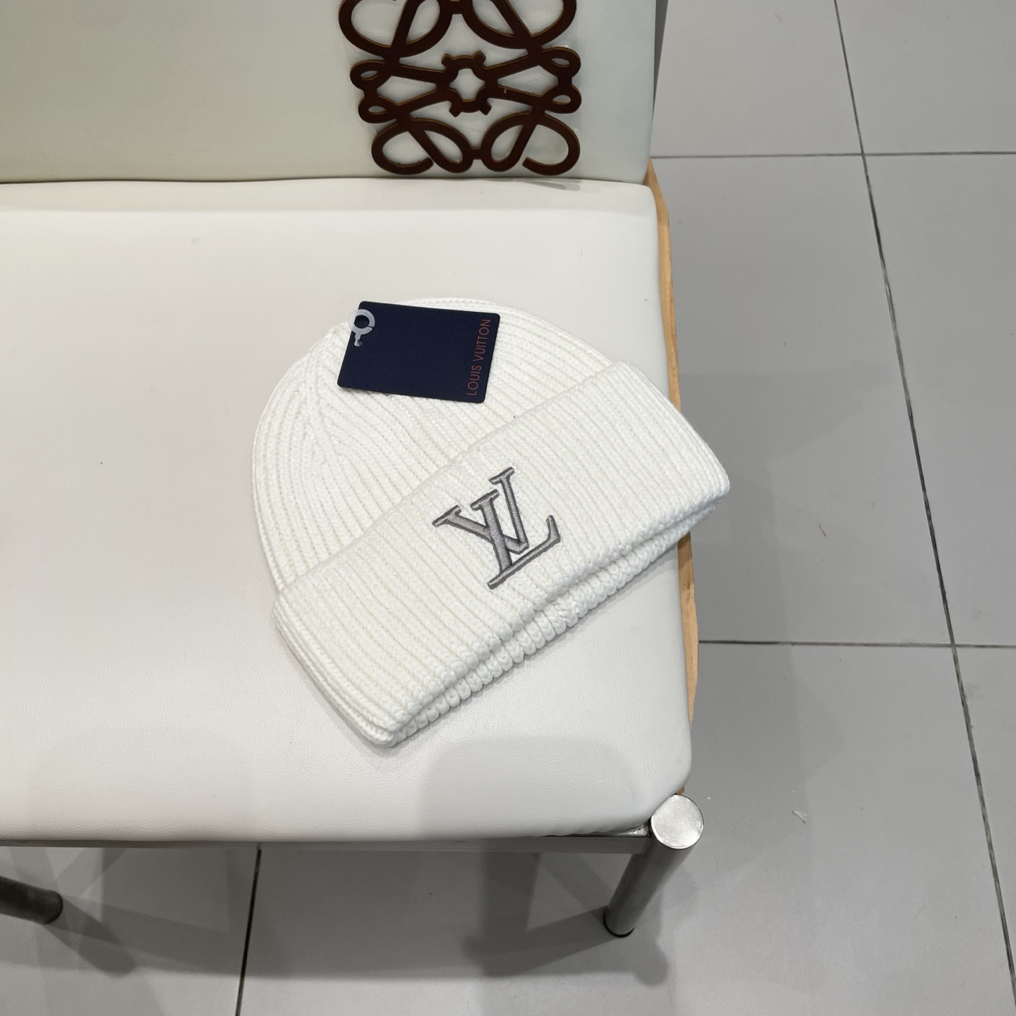 Lv官网针织帽非常百搭 男女通用 亲们可以看细节，车工整齐 透气舒适，采用进口毛线料！潮人必备！