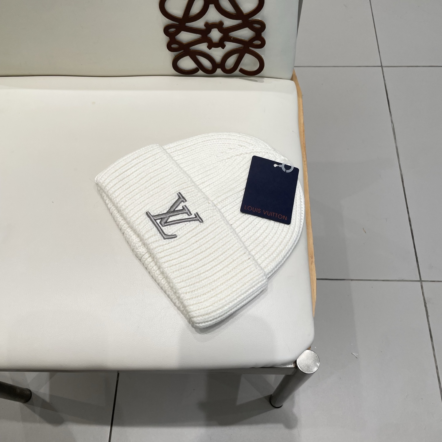 Lv官网针织帽非常百搭 男女通用 亲们可以看细节，车工整齐 透气舒适，采用进口毛线料！潮人必备！