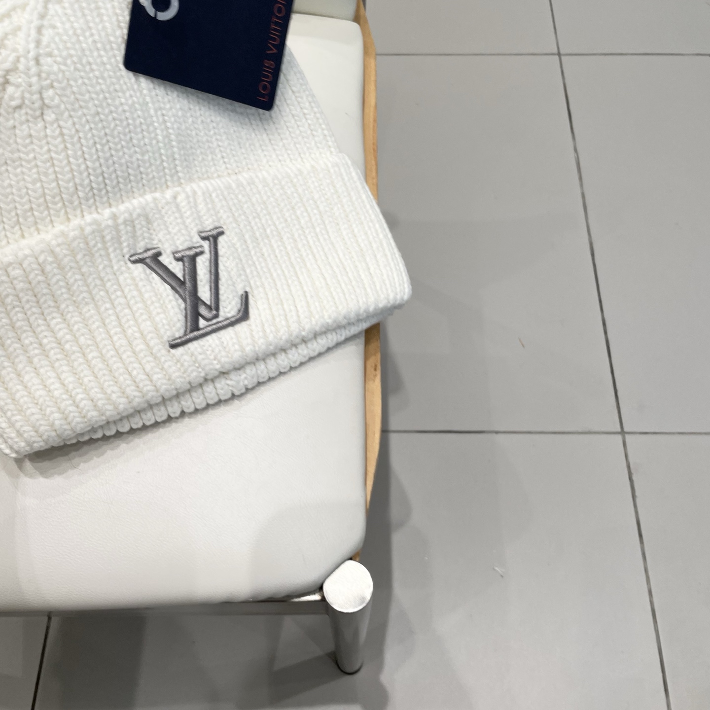 Lv官网针织帽非常百搭 男女通用 亲们可以看细节，车工整齐 透气舒适，采用进口毛线料！潮人必备！